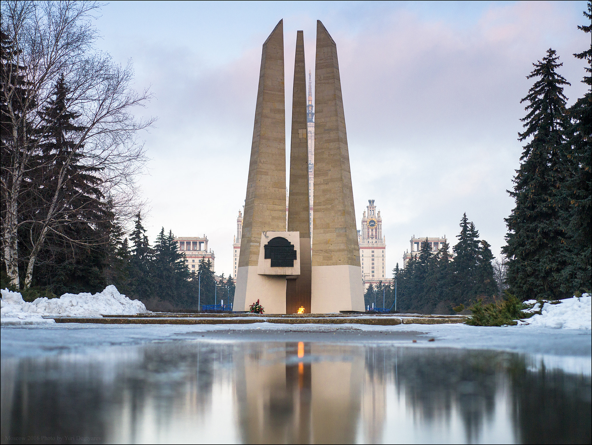 Panasonic Lumix DMC-G3 + Panasonic Leica DG Summilux 25mm F1.4 II ASPH sample photo. Russia. moscow. the eternal flame near the moscow photography