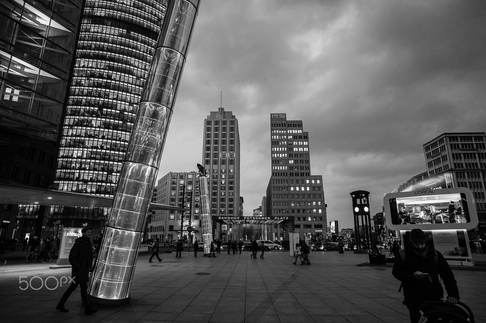 Sony a7 + E 21mm F2.8 sample photo. A moment photography