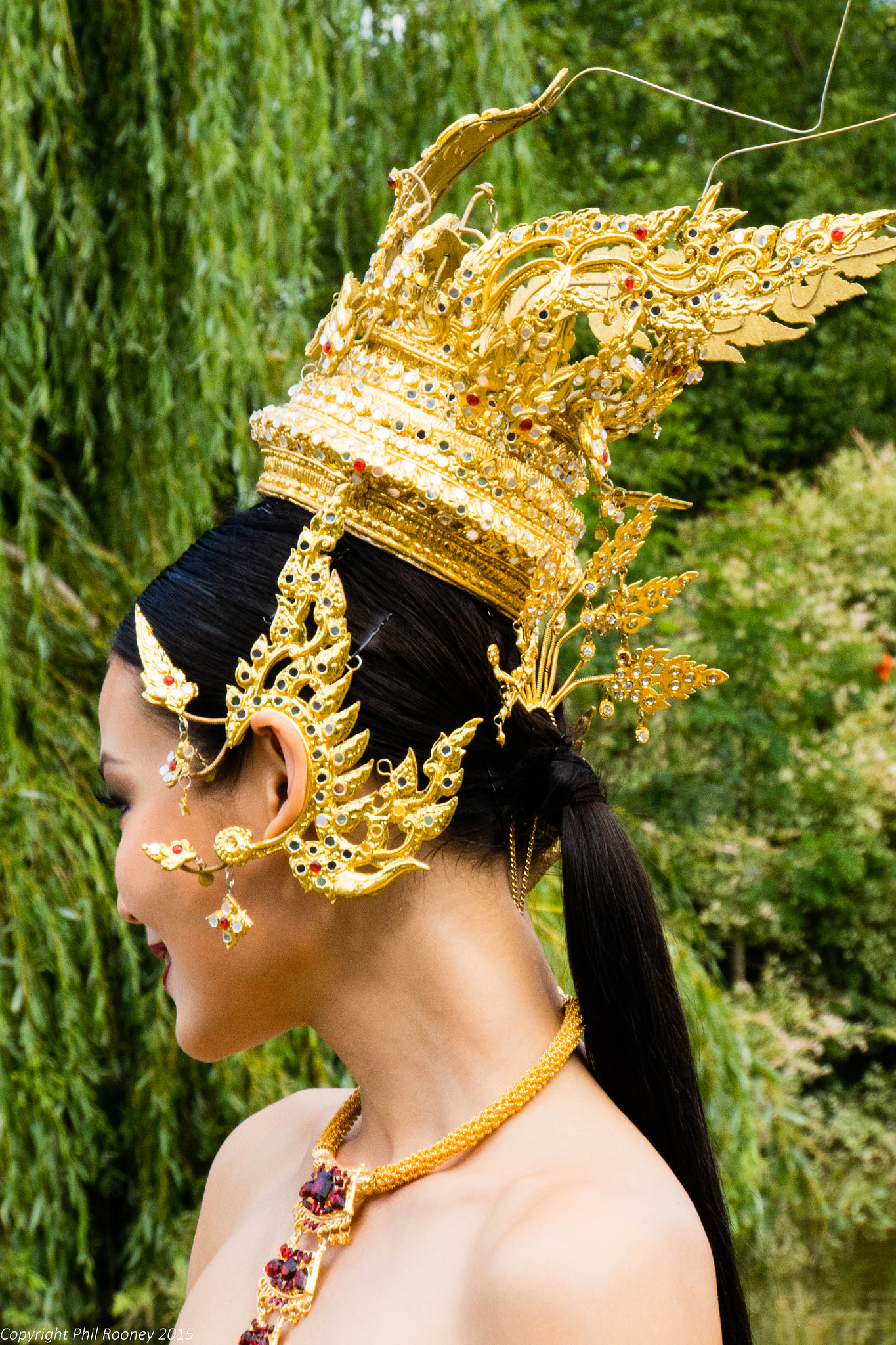 Sony a7R + Sony E 18-200mm F3.5-6.3 OSS sample photo. Headdress photography