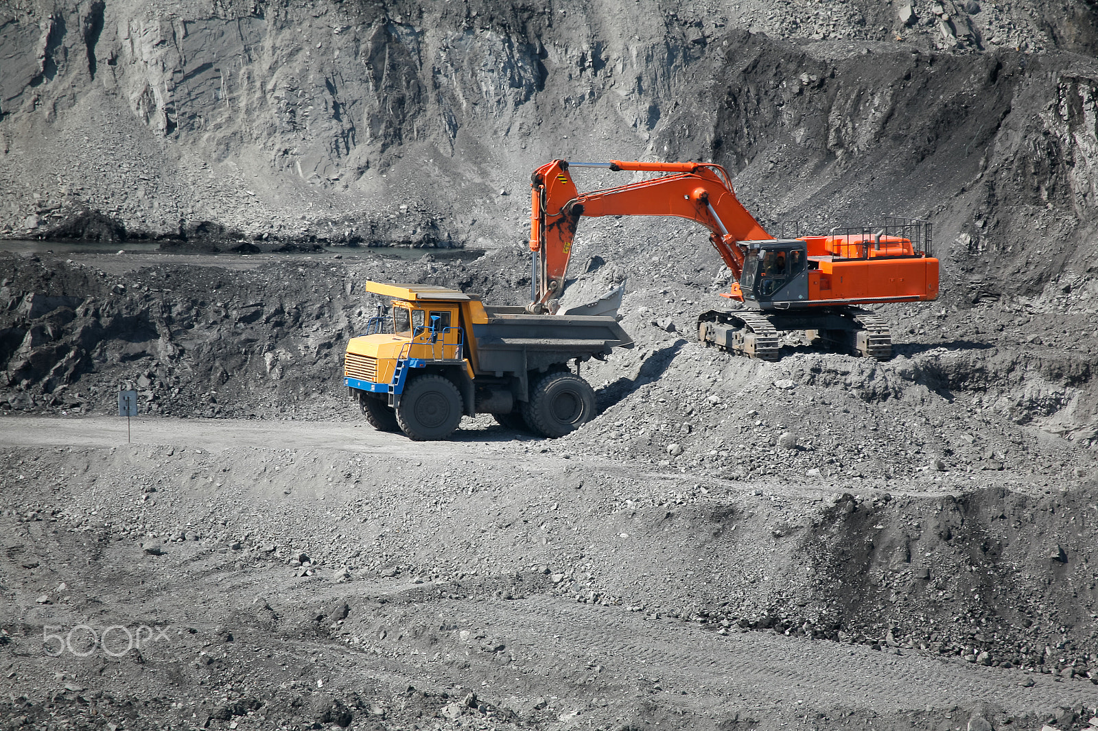 Canon EF 100-400mm F4.5-5.6L IS USM sample photo. Excavator loading mining truck photography