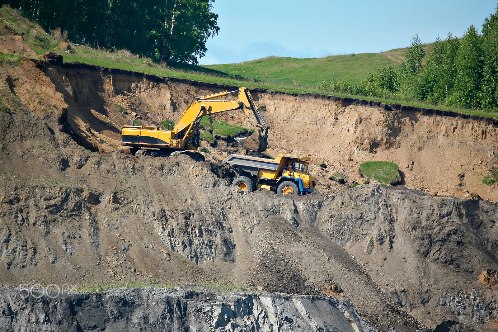 Canon EF 100-400mm F4.5-5.6L IS USM sample photo. Excavator loading mining truck photography