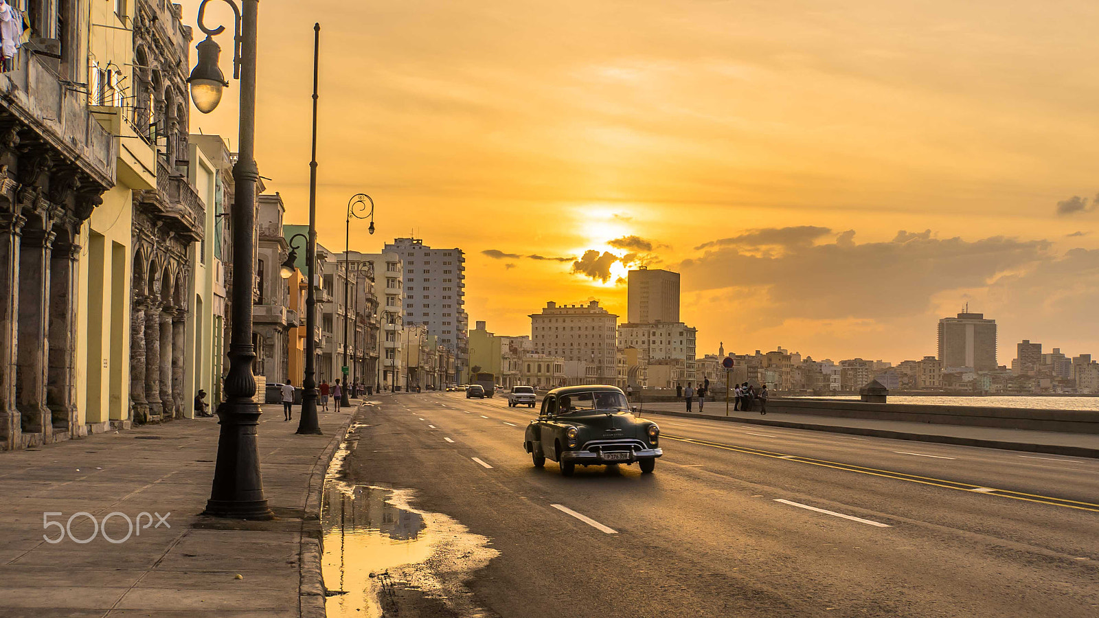 Sony E 18-200mm F3.5-6.3 OSS LE sample photo. Paseo al atardecer photography