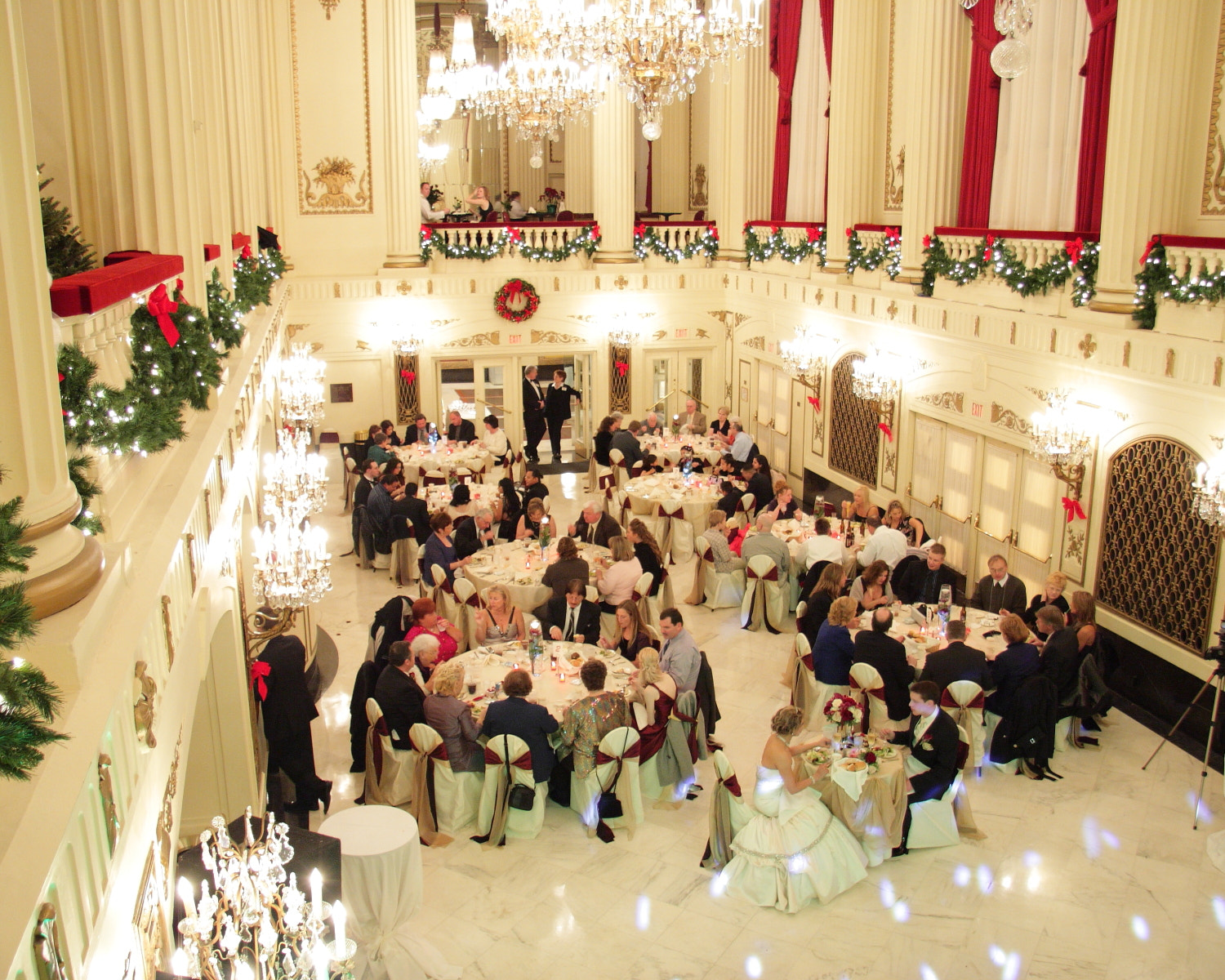 Canon EF-S 17-85mm F4-5.6 IS USM sample photo. Inexpensive winter wedding decoration photography