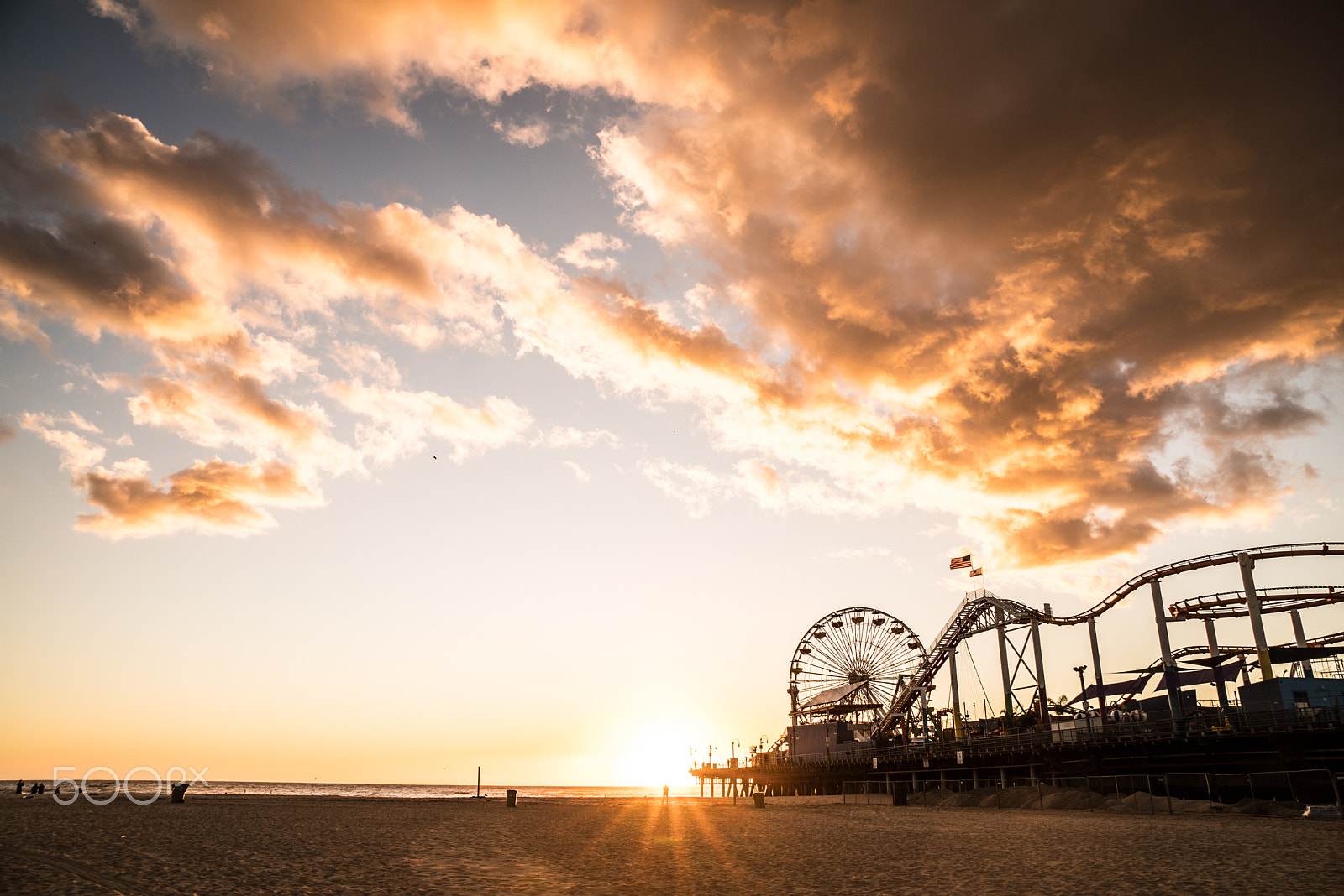 Sony a7R II + Sony Vario-Tessar T* E 16-70mm F4 ZA OSS sample photo. Santa monica pier photography