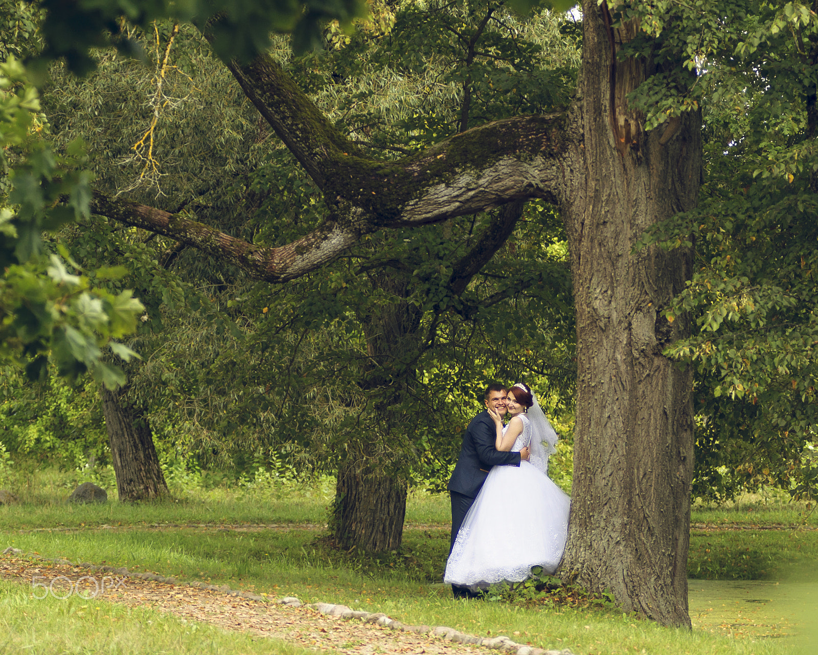 AF Zoom-Nikkor 80-200mm f/2.8 ED sample photo. Hapiness is the most beautiful clothes for beloved people photography