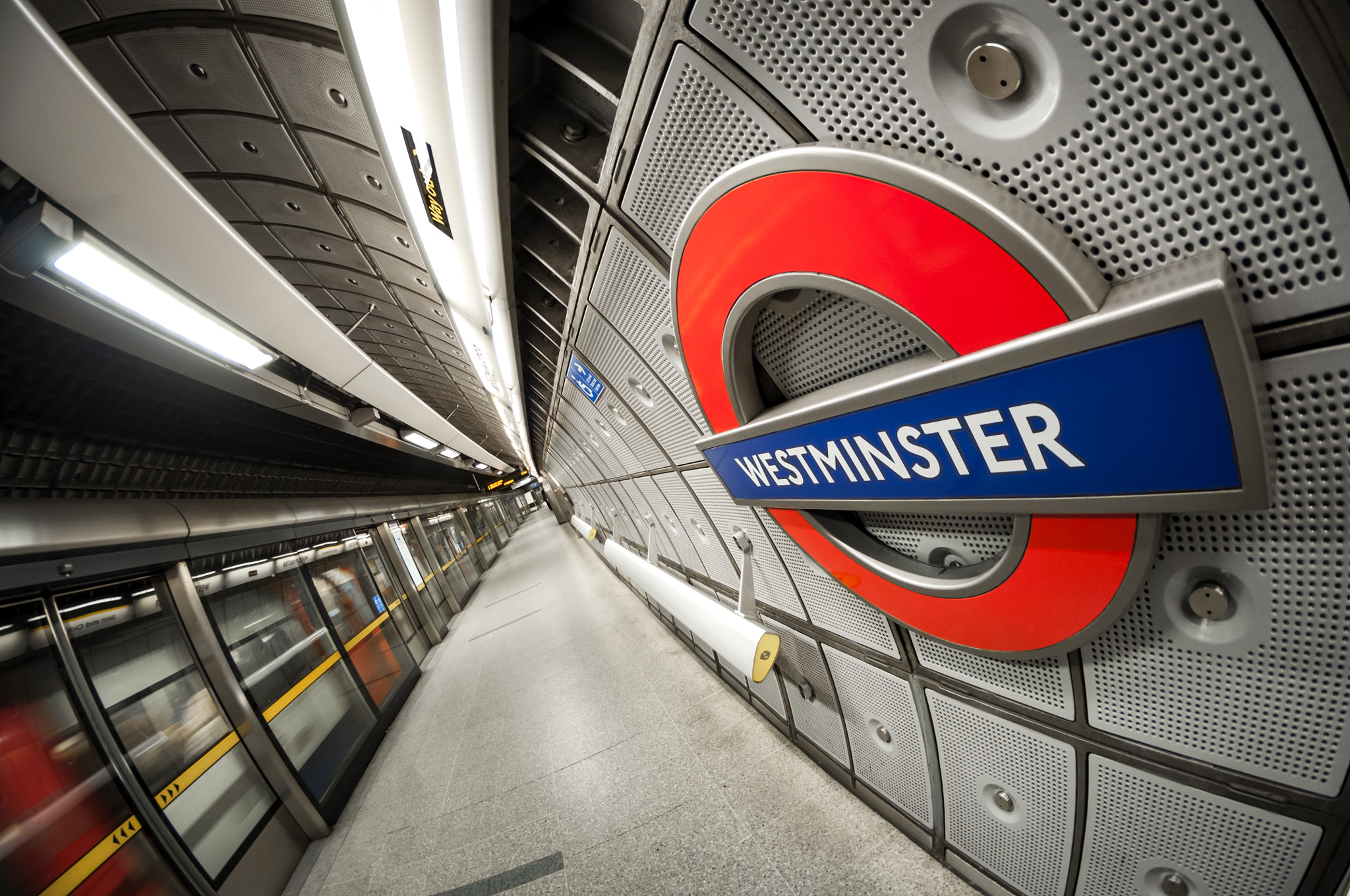Samyang 8mm F3.5 Aspherical IF MC Fisheye sample photo. Wide angle of tube station photography