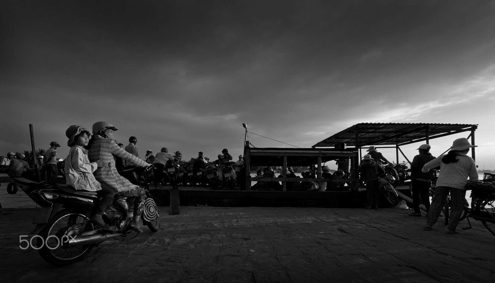 Sigma 8-16mm F4.5-5.6 DC HSM sample photo. Last ferry photography