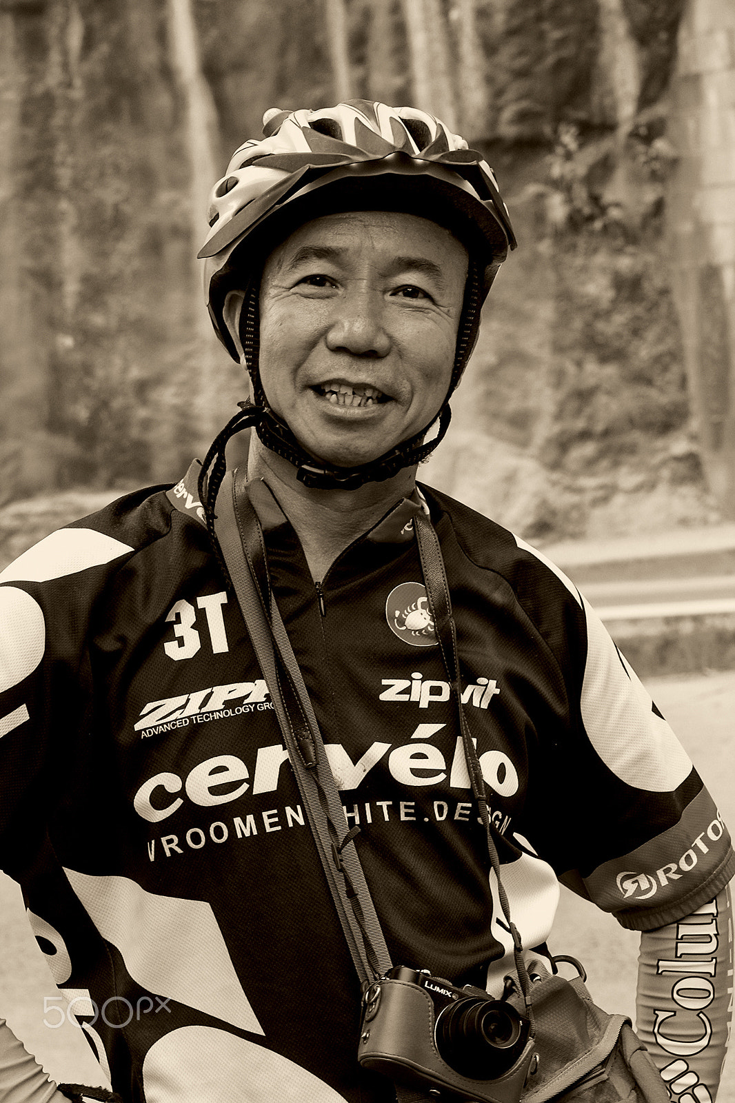 Canon EOS 60D + EF28-70mm f/2.8L USM sample photo. Chinese bicyclist photography