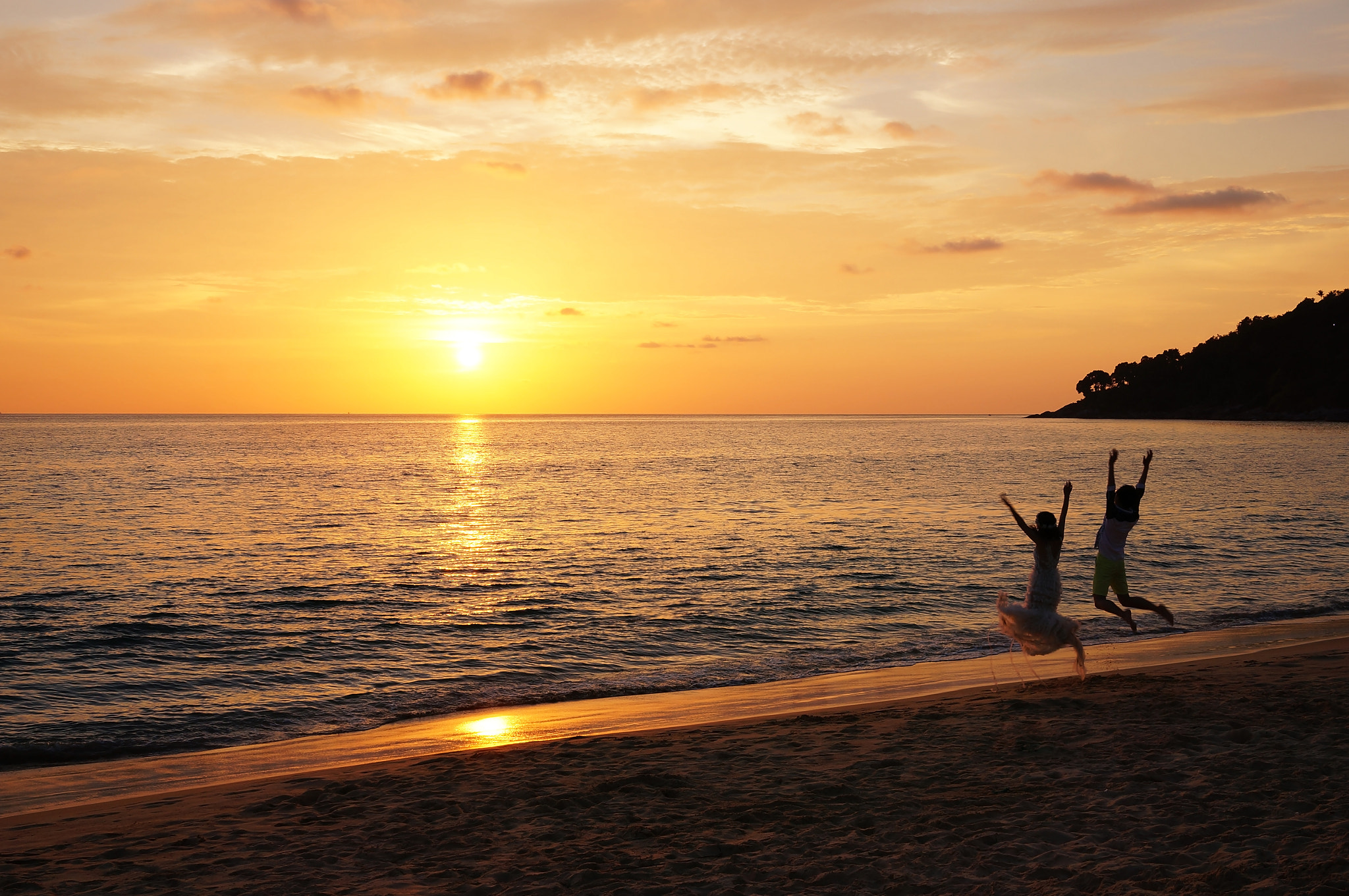 Sony Alpha NEX-5T + Sigma 30mm F2.8 EX DN sample photo. Sunset in karon beach photography