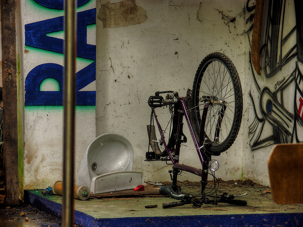 KONICA MINOLTA DiMAGE A2 sample photo. Forgotten bycicle store in germany photography