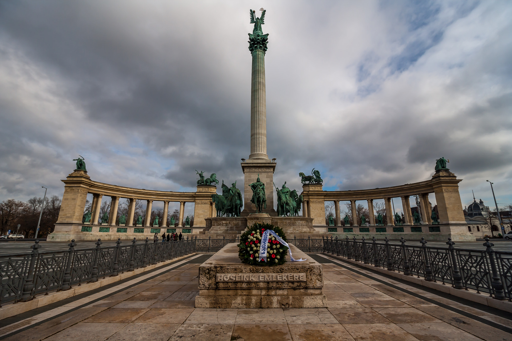 Canon EF-S 10-18mm F4.5–5.6 IS STM sample photo. Heroes square - budapest photography