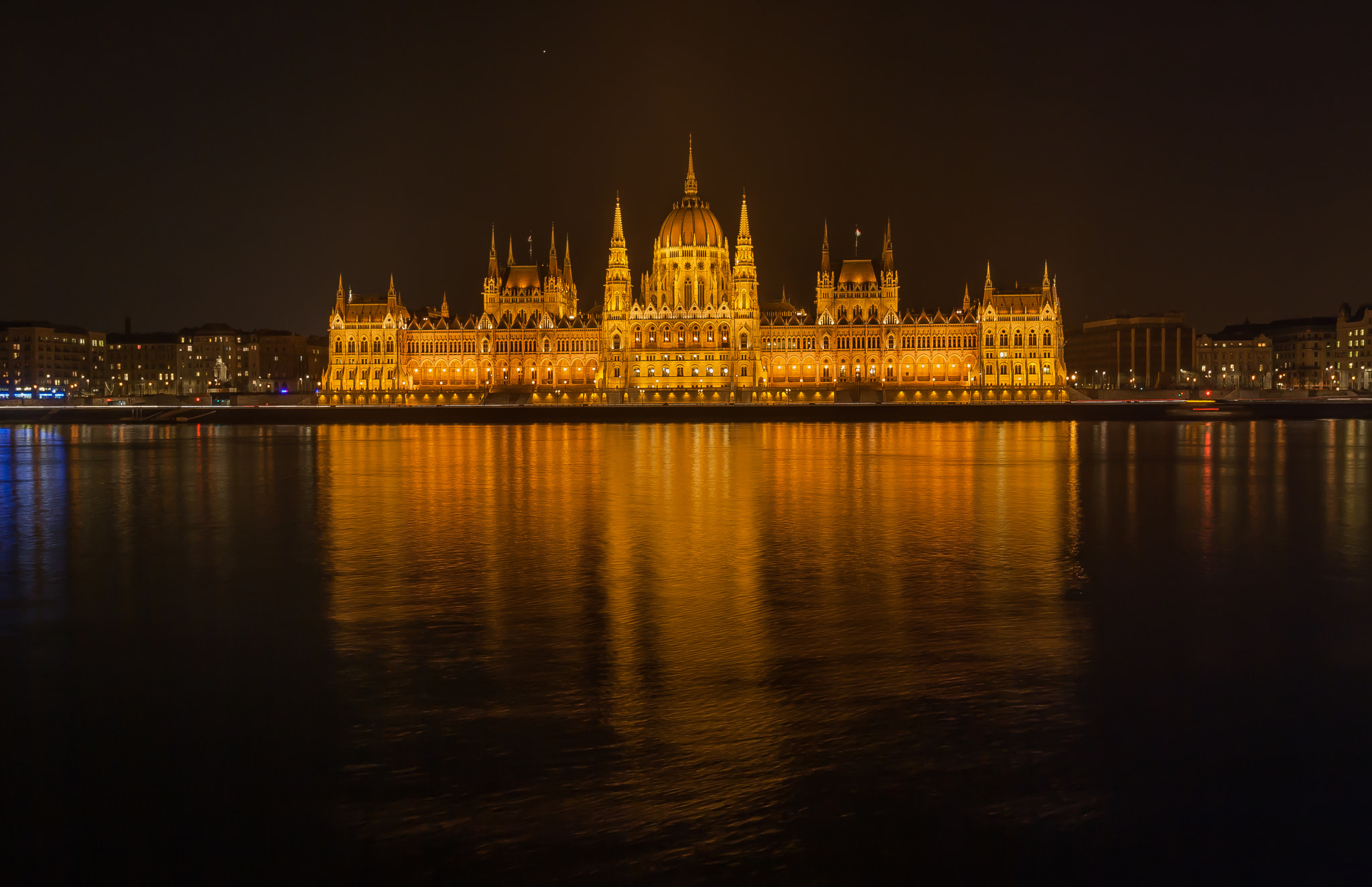 Canon EOS 1000D (EOS Digital Rebel XS / EOS Kiss F) + Canon EF-S 10-18mm F4.5–5.6 IS STM sample photo. Parliament building - budapest photography
