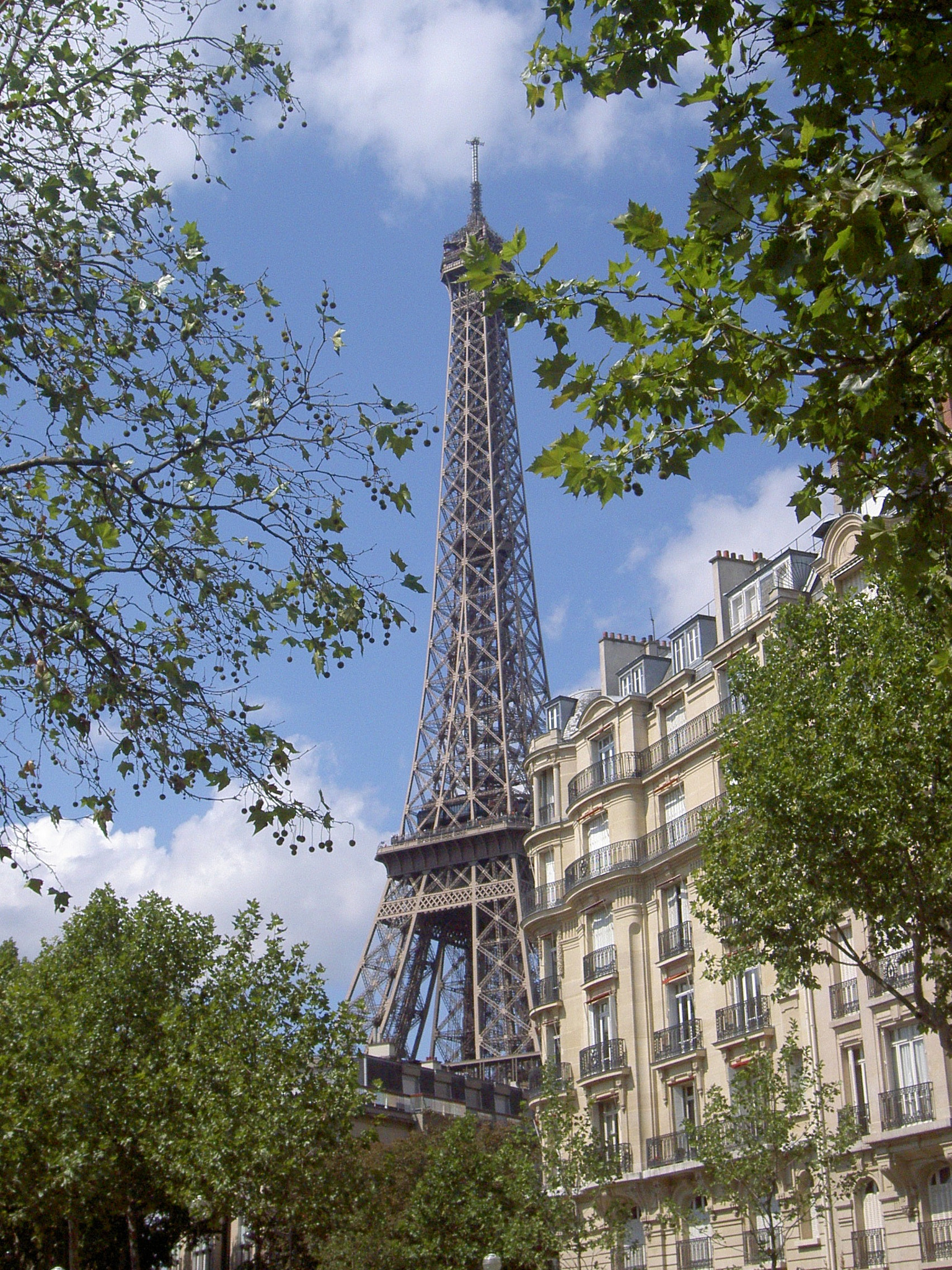 KONICA MINOLTA Revio KD-420Z sample photo. Stroll through paris photography