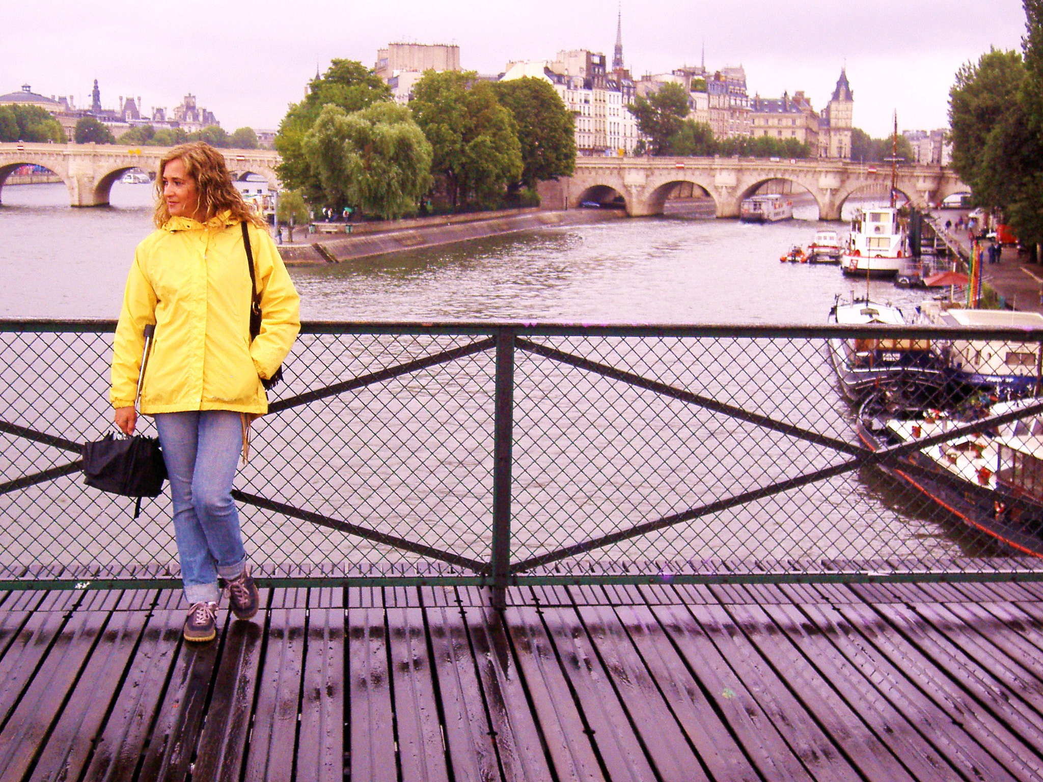KONICA MINOLTA Revio KD-420Z sample photo. Isla de le cite (paris) photography