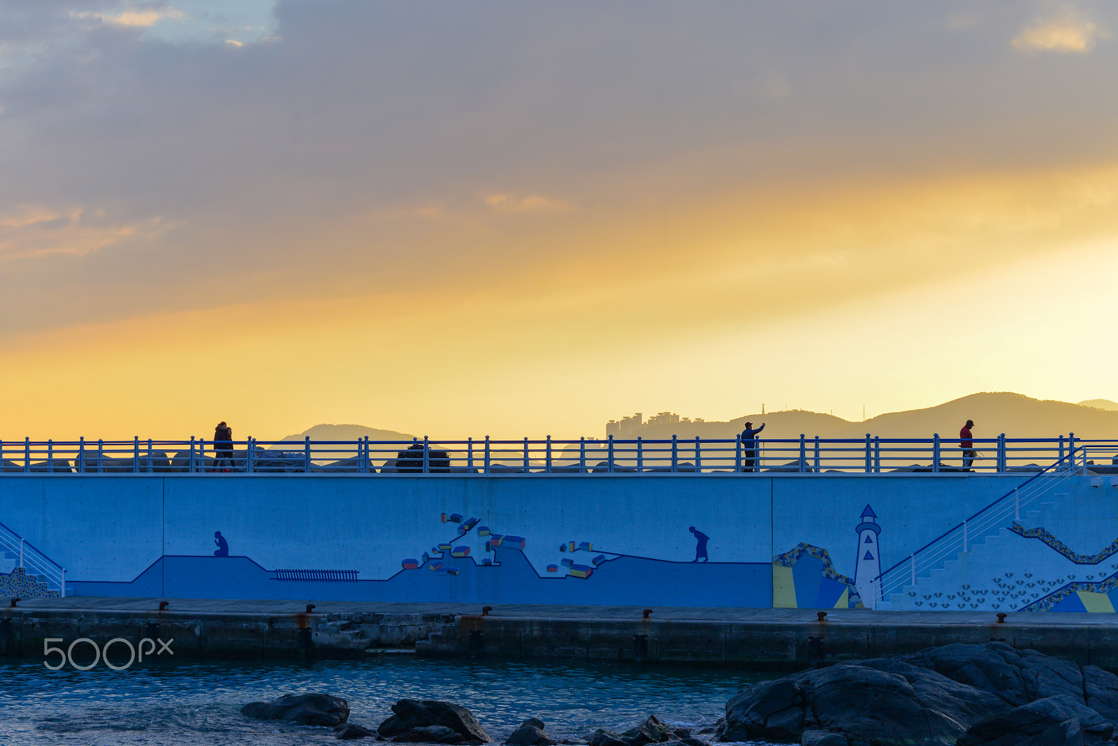 AF Zoom-Nikkor 80-200mm f/2.8 ED sample photo. Sunset adds finishing touches to a mural photography