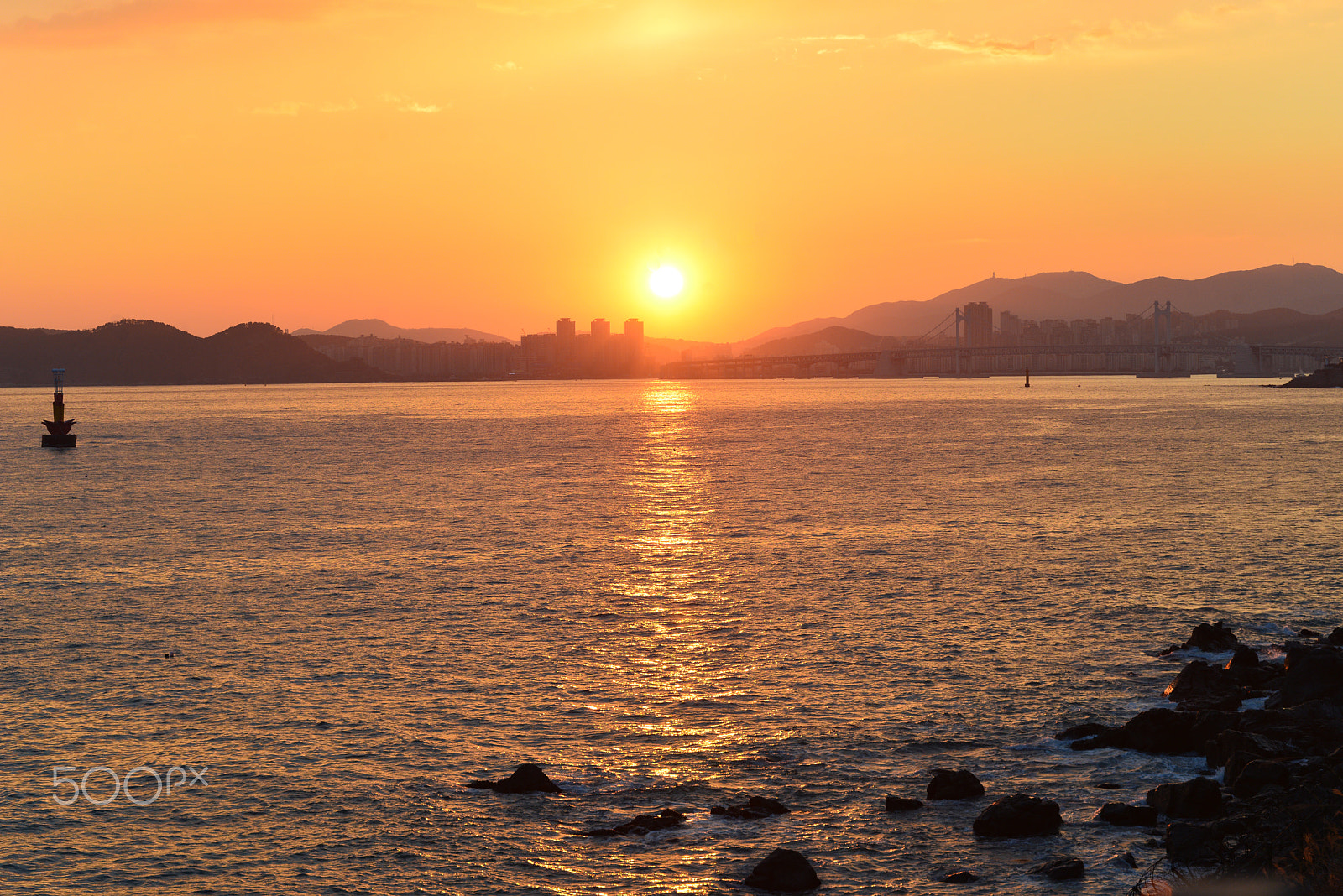 AF Zoom-Nikkor 80-200mm f/2.8 ED sample photo. The sun goes down in a cast of orange photography
