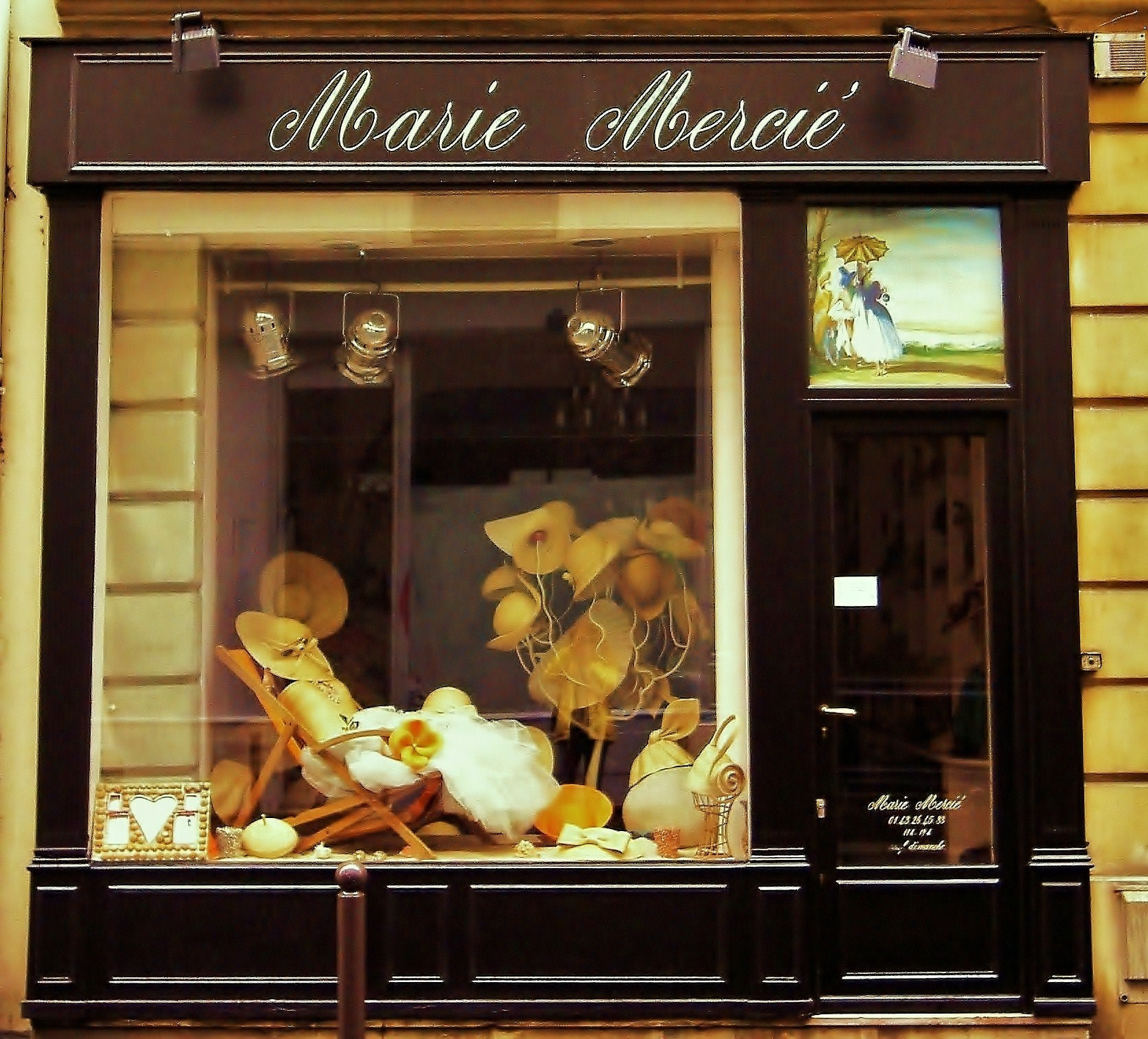 KONICA MINOLTA Revio KD-420Z sample photo. Hat shop in paris photography