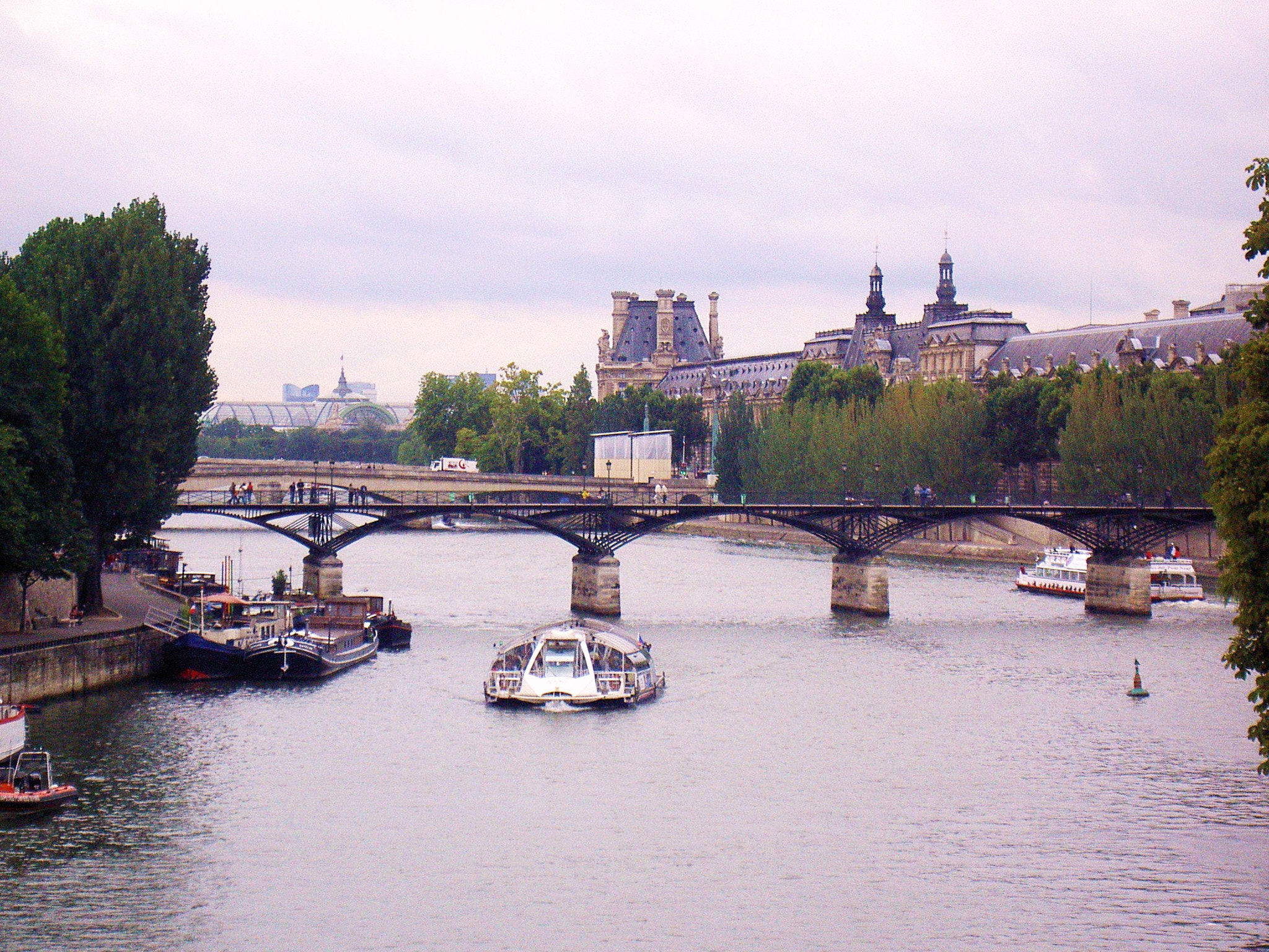 KONICA MINOLTA Revio KD-420Z sample photo. Paris photography
