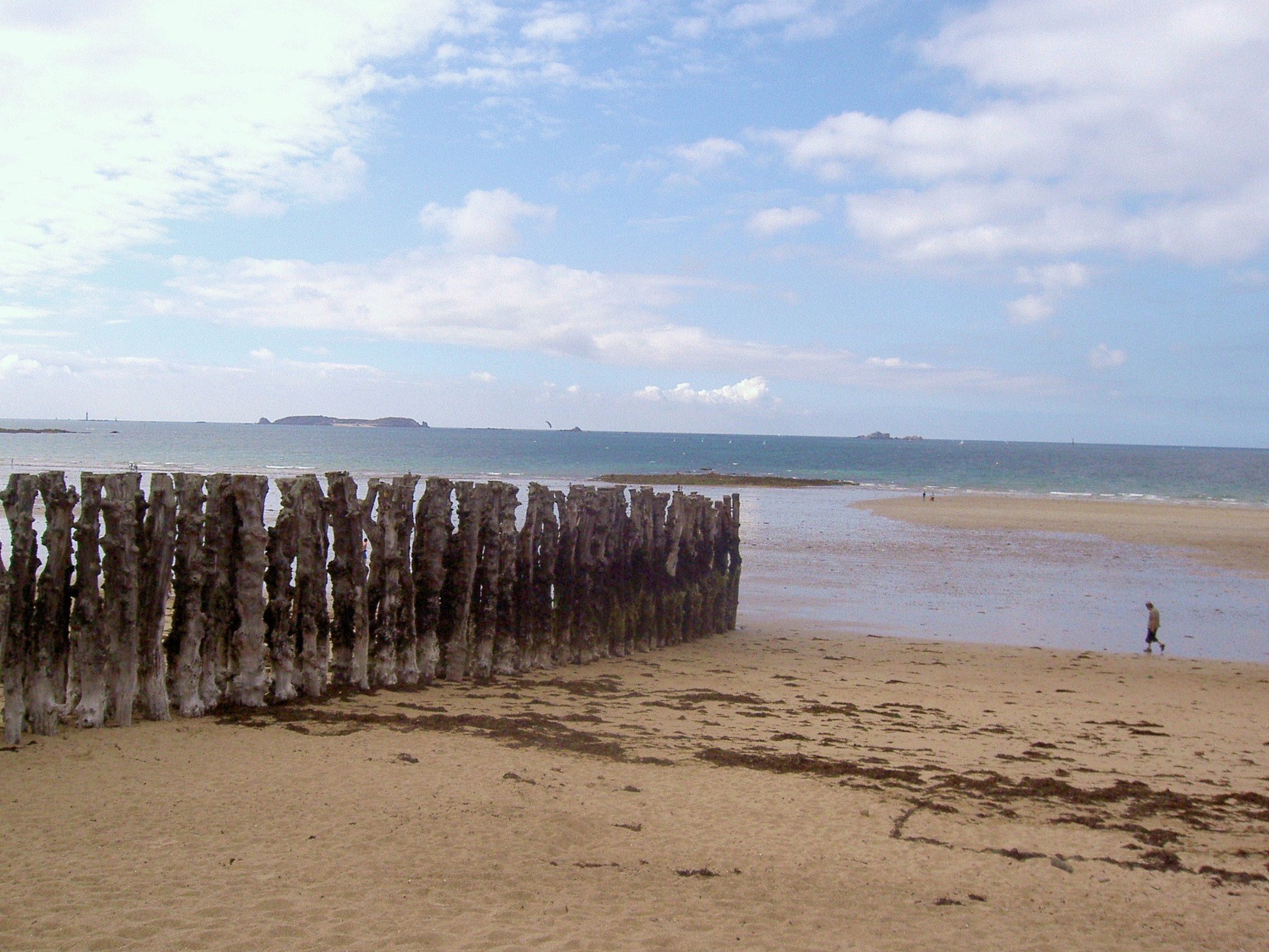 KONICA MINOLTA Revio KD-420Z sample photo. Saint-malo photography