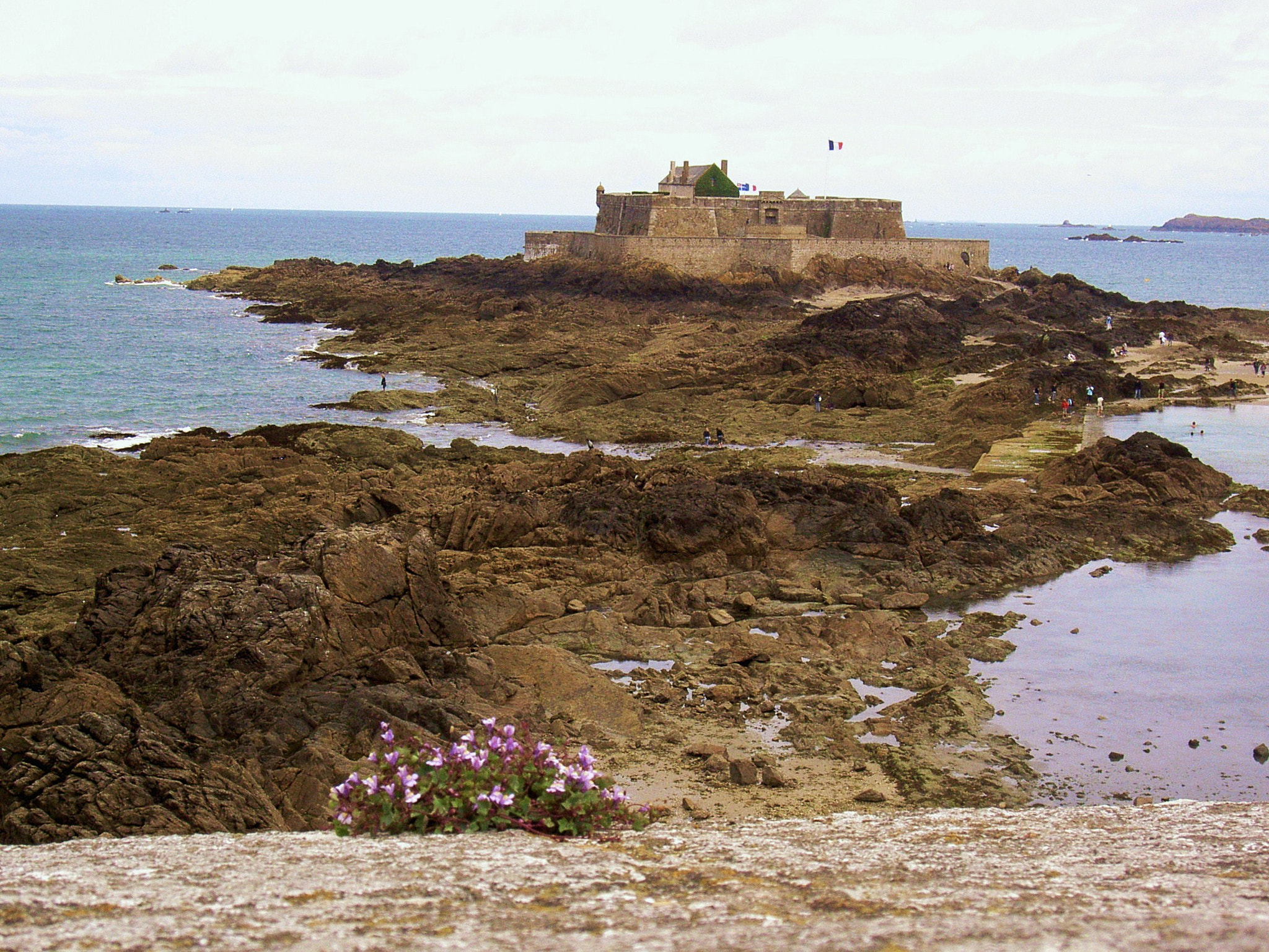 KONICA MINOLTA Revio KD-420Z sample photo. Saint malo (cuando baja la marea) photography