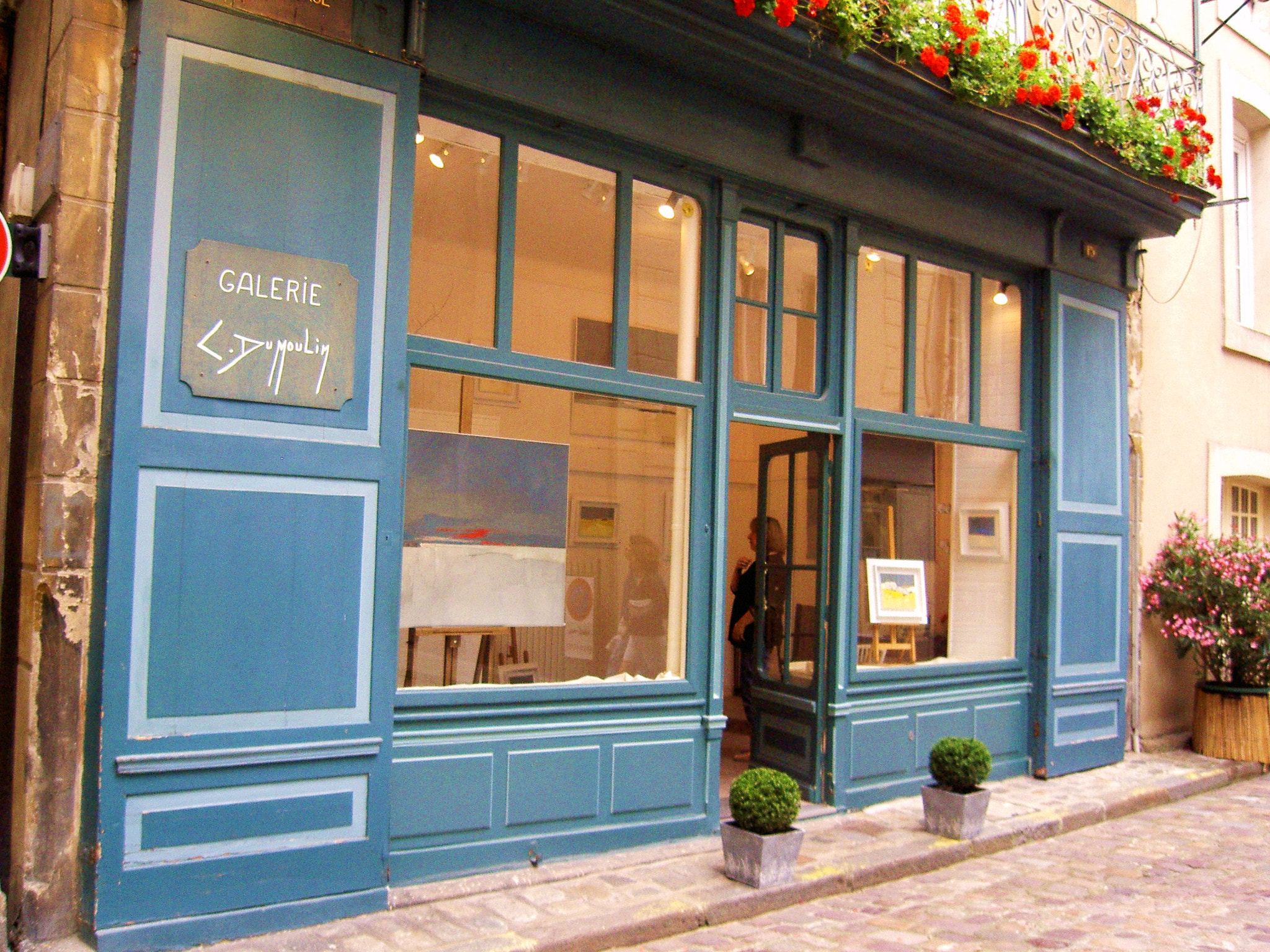 KONICA MINOLTA Revio KD-420Z sample photo. Exhibition gallery in saint malo (bretaña francesa) photography