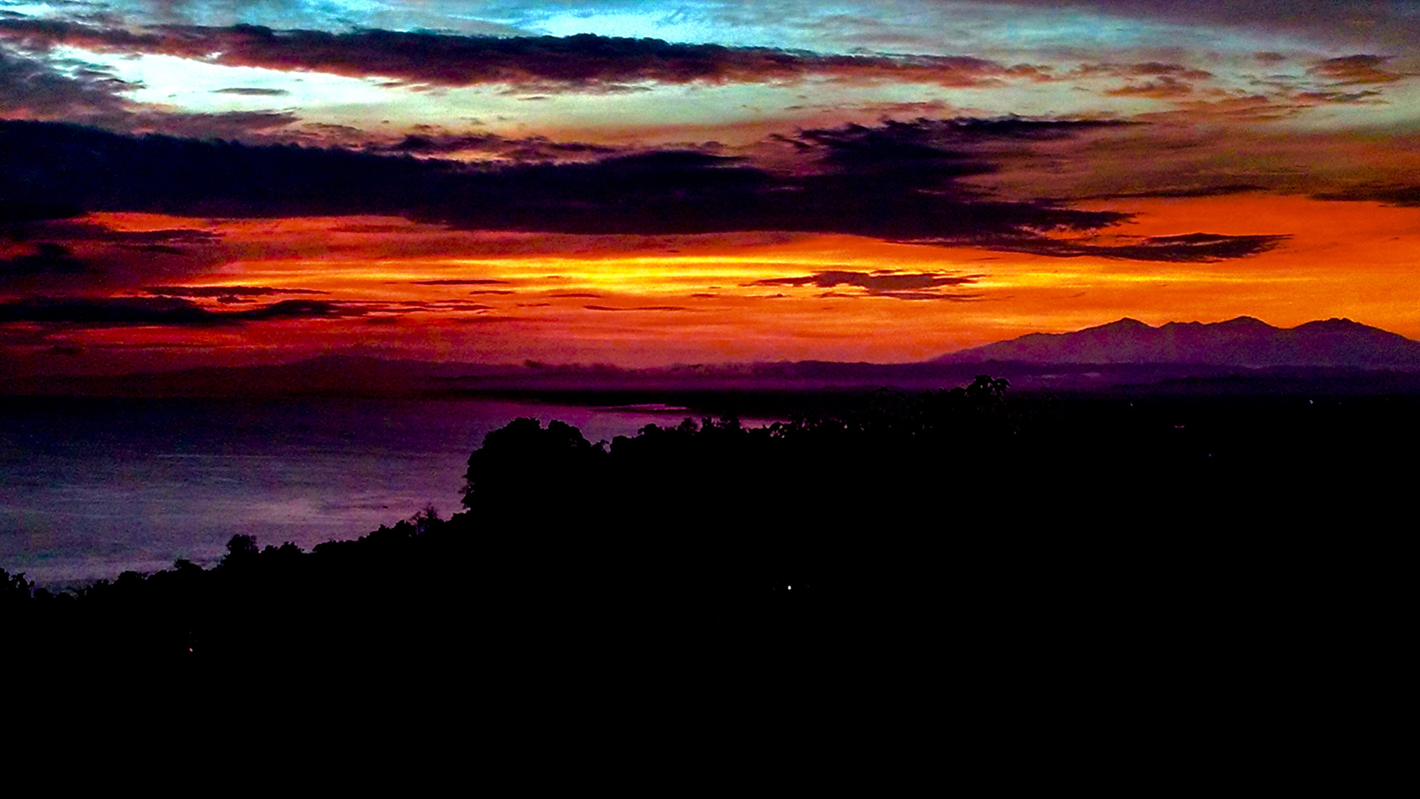 Motorola Droid Mini sample photo. Heated sunset photography