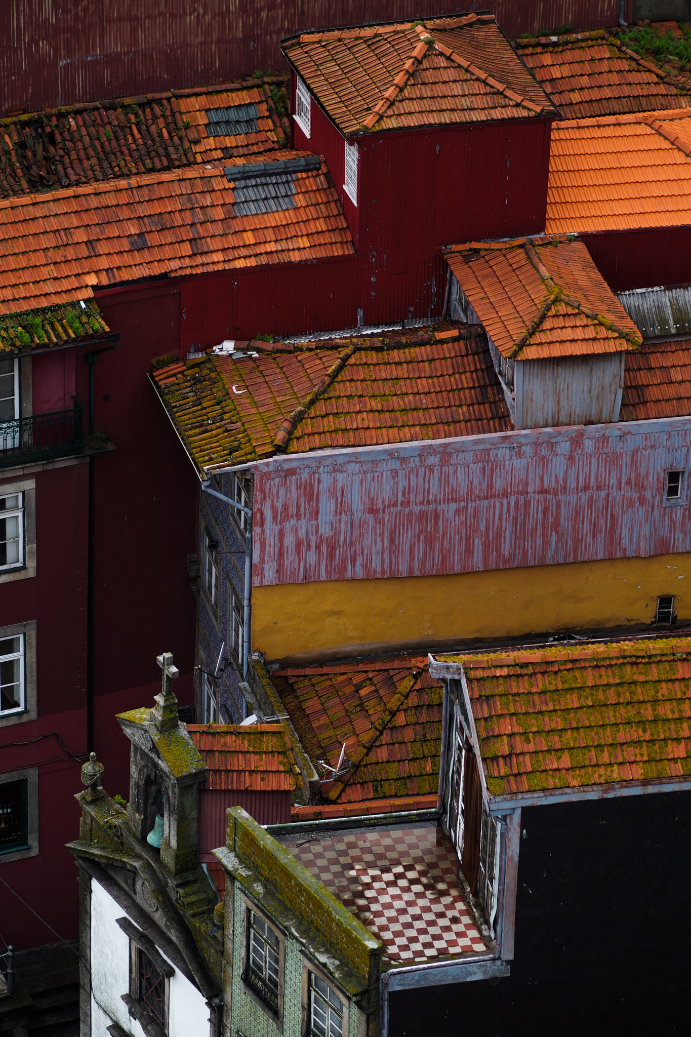 Olympus OM-D E-M5 + Olympus M.Zuiko Digital ED 75mm F1.8 sample photo. Porto rooftops photography