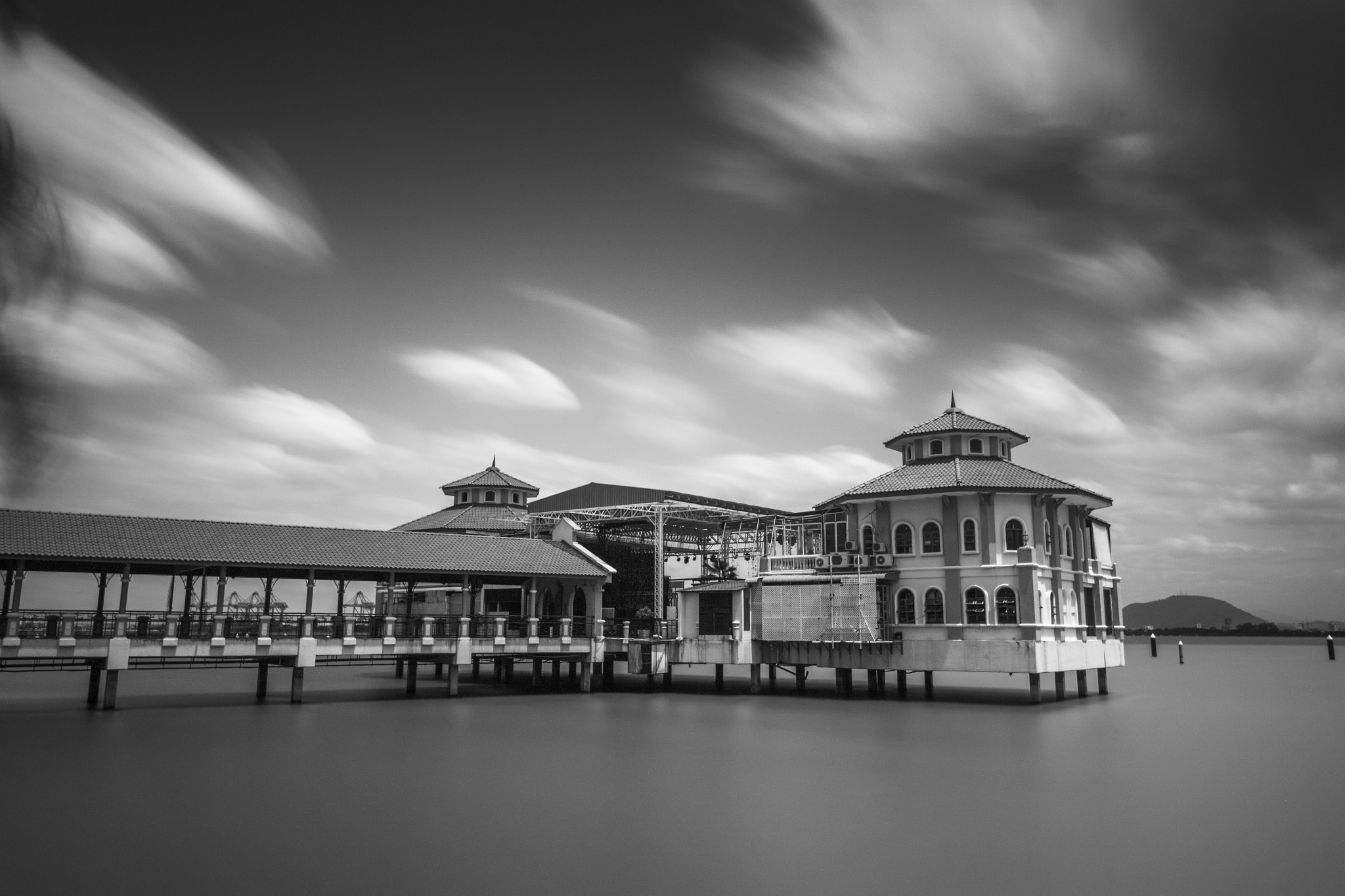 Canon EF-S 10-18mm F4.5–5.6 IS STM sample photo. B&amp;w qeii photography