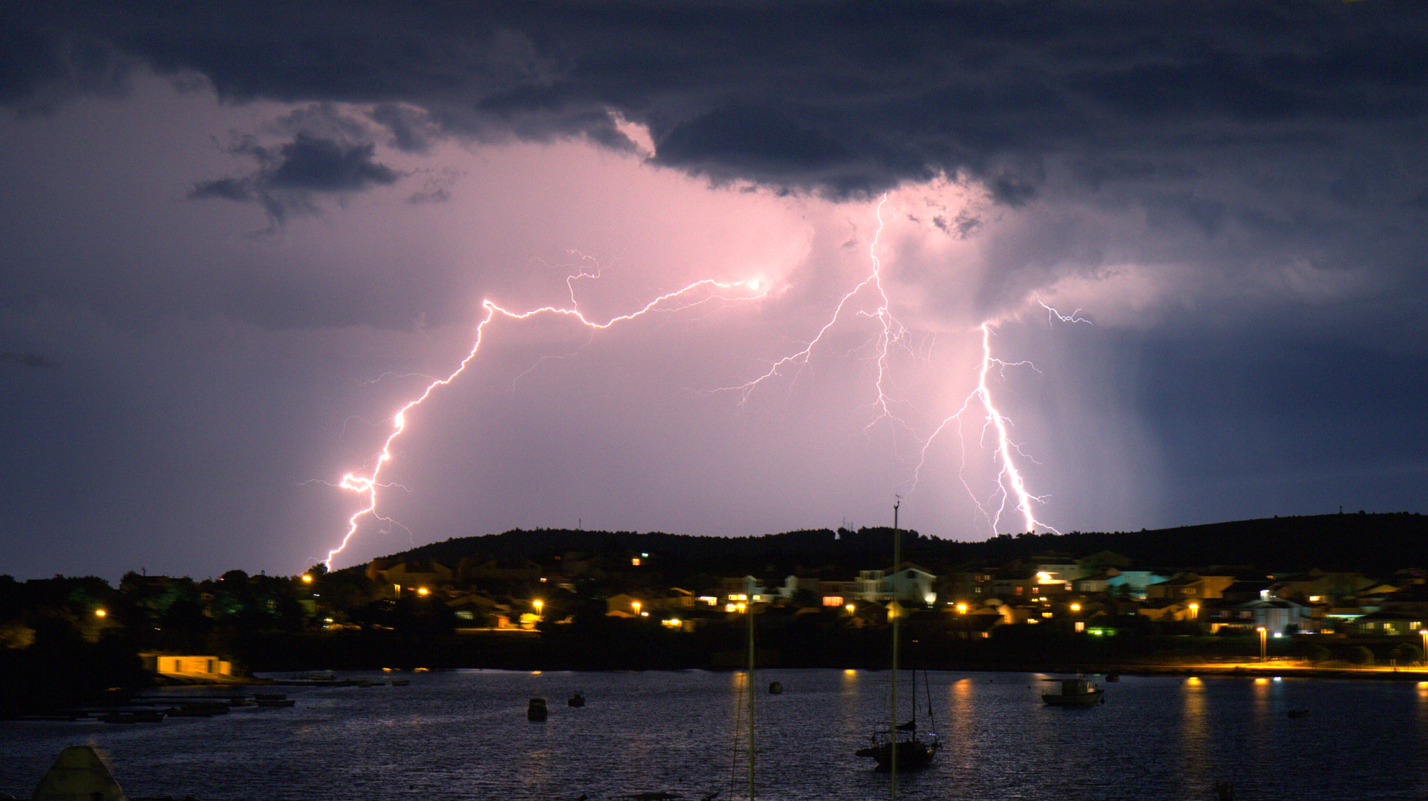 Canon EOS 7D + Canon EF-S 17-55mm F2.8 IS USM sample photo. Thunderstorm near pula photography