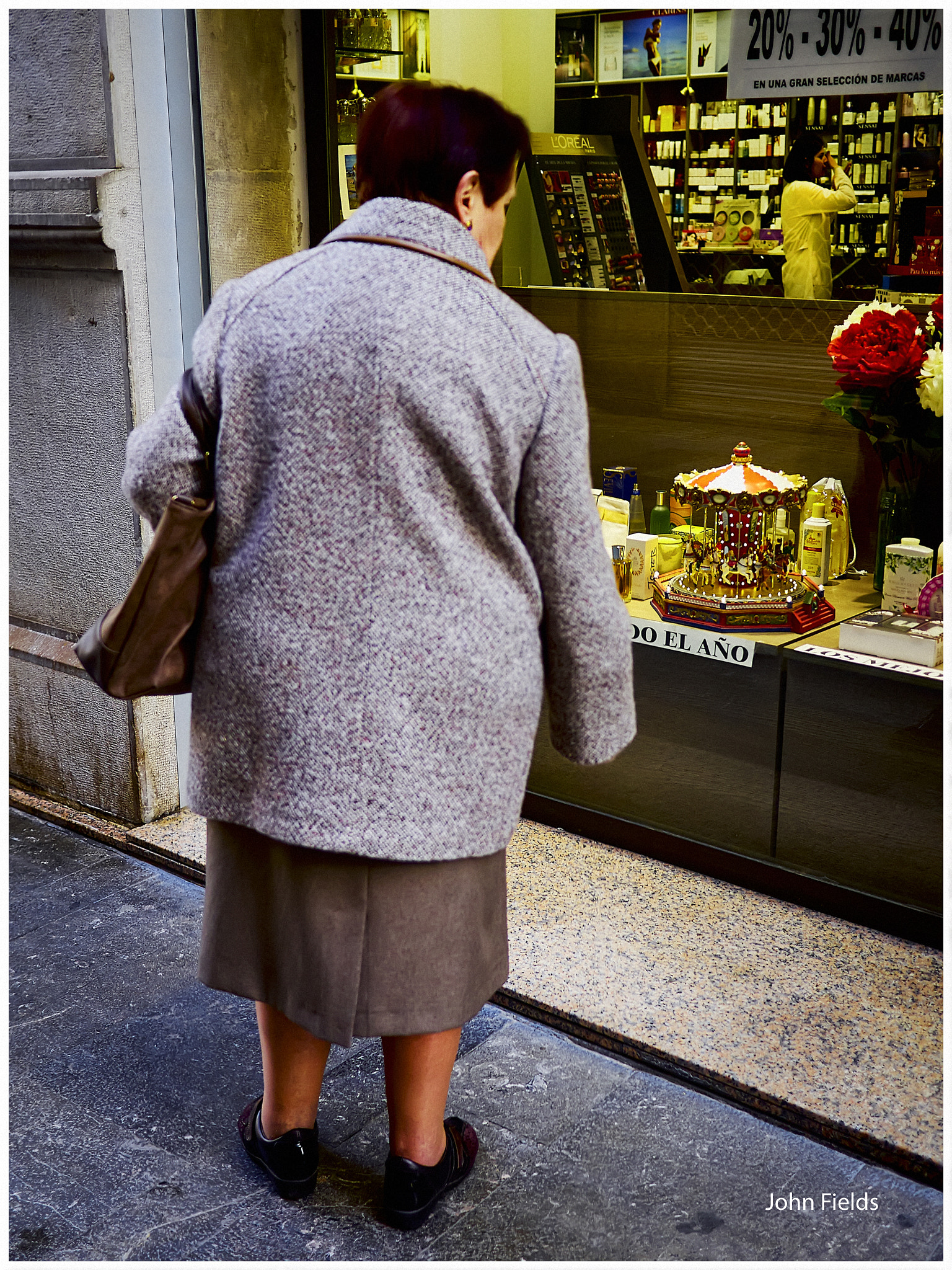 Panasonic Lumix DMC-GX8 + Panasonic Lumix G 20mm F1.7 ASPH sample photo. Shop window photography