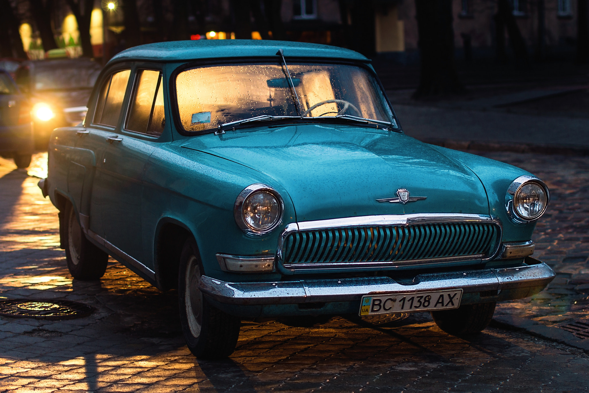 Sony SLT-A57 + Sigma 50mm F1.4 EX DG HSM sample photo. Vintage car on the evening street photography