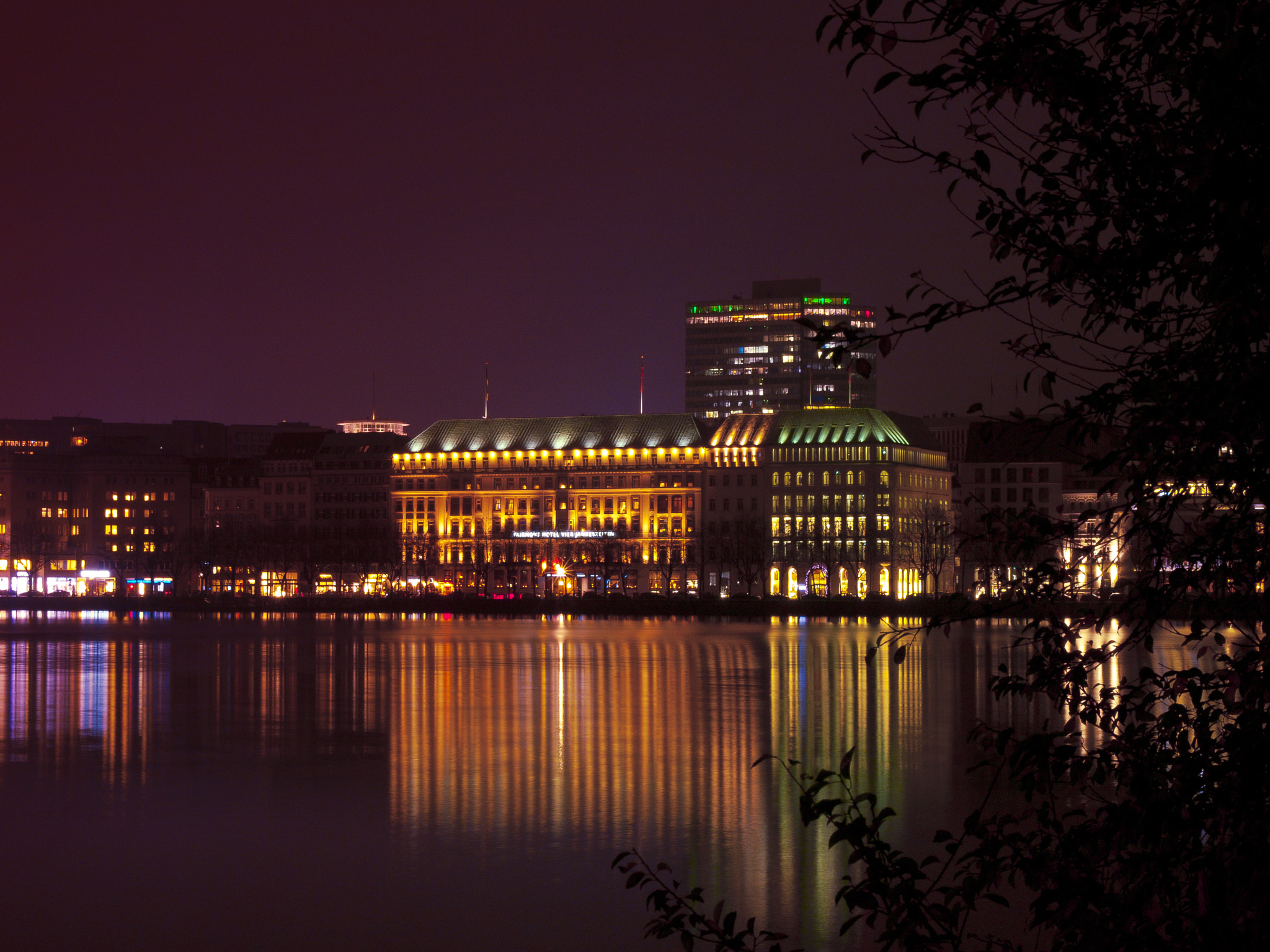 Olympus E-520 (EVOLT E-520) sample photo. Hamburg by night photography