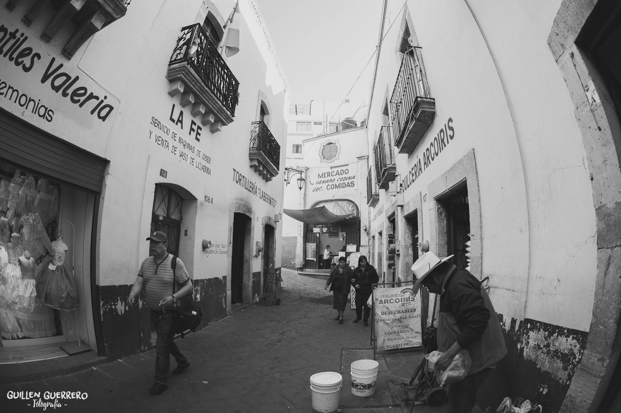 Nikon AF DX Fisheye-Nikkor 10.5mm F2.8G ED sample photo. Callejon mercado centro historico zacatecas photography