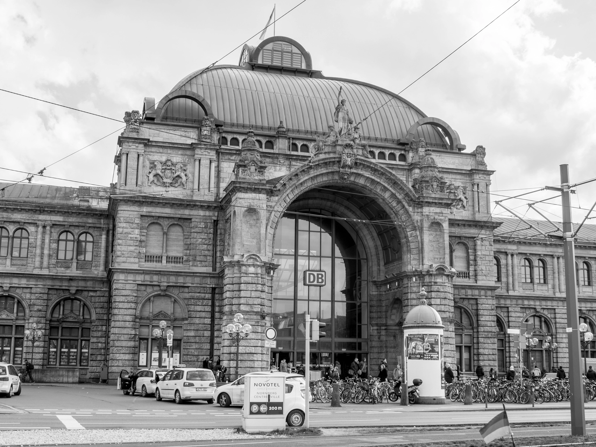 Olympus OM-D E-M10 + Sigma 19mm F2.8 DN Art sample photo. Hauptbahnhof photography