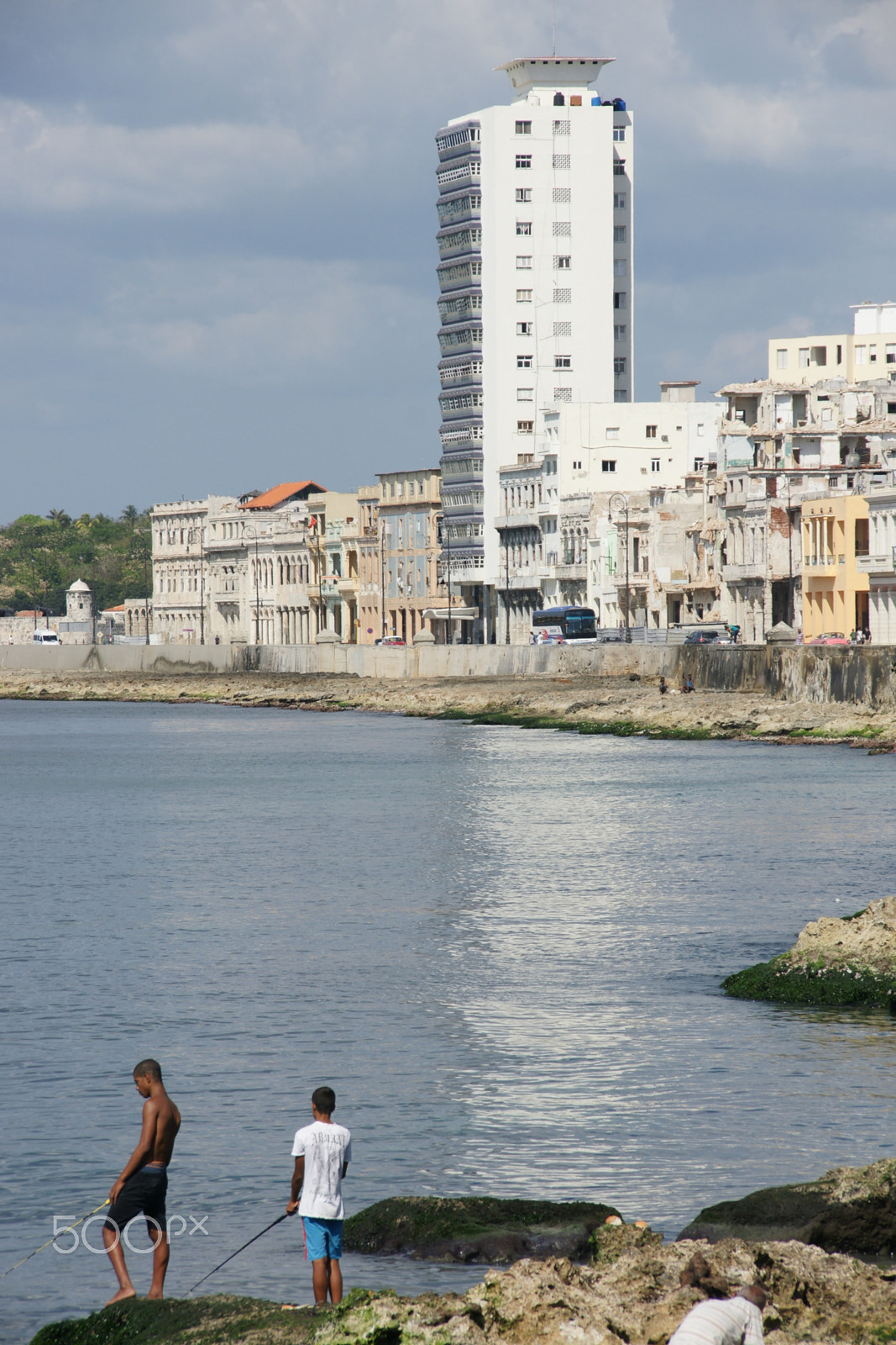 Sony Alpha DSLR-A700 + Sigma 18-200mm F3.5-6.3 DC sample photo. Fishing at malecon shore photography