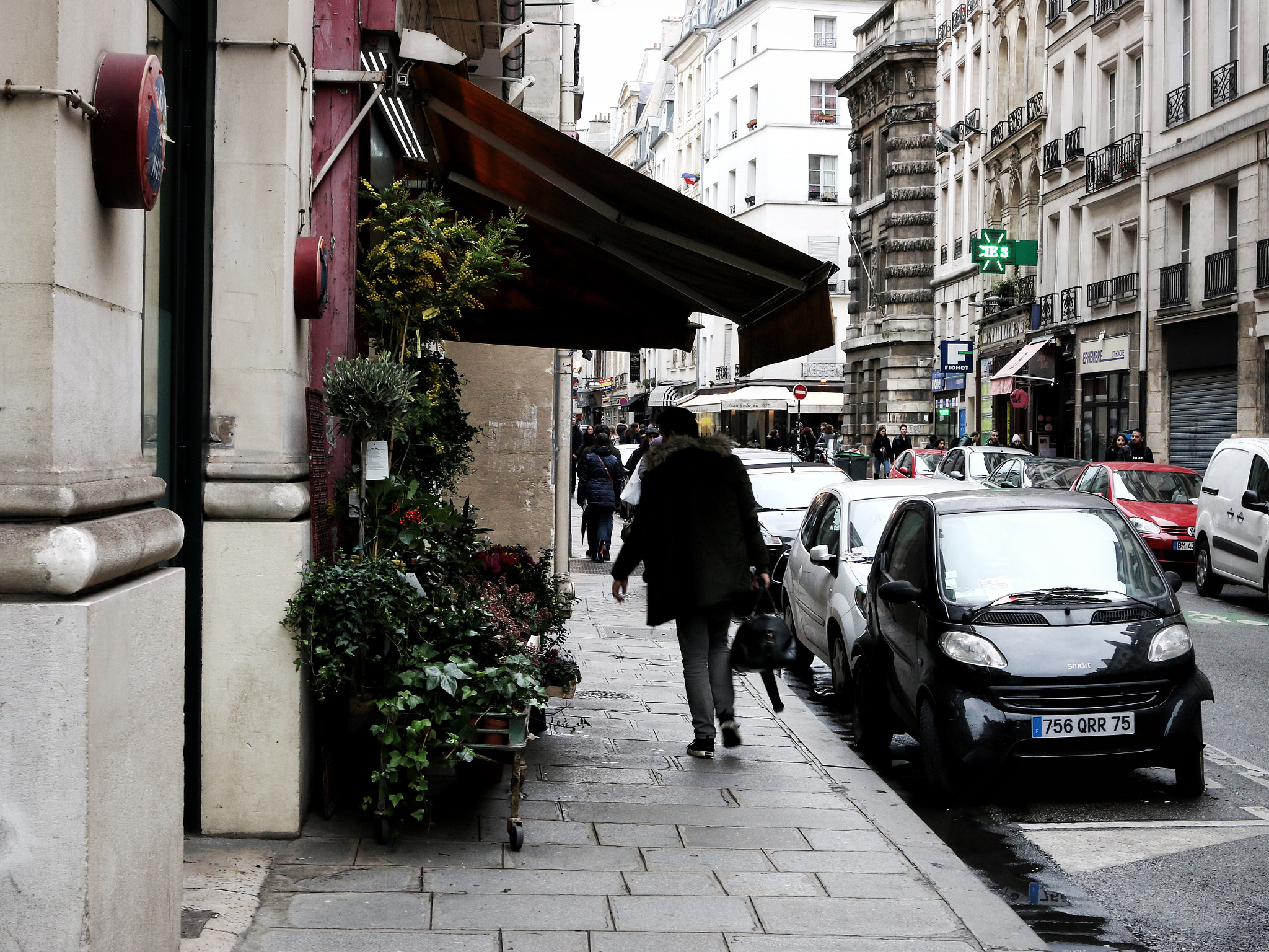 Canon EOS 70D + Canon EF 35mm F2 IS USM sample photo. Rue saint-honoré (paris, france) photography