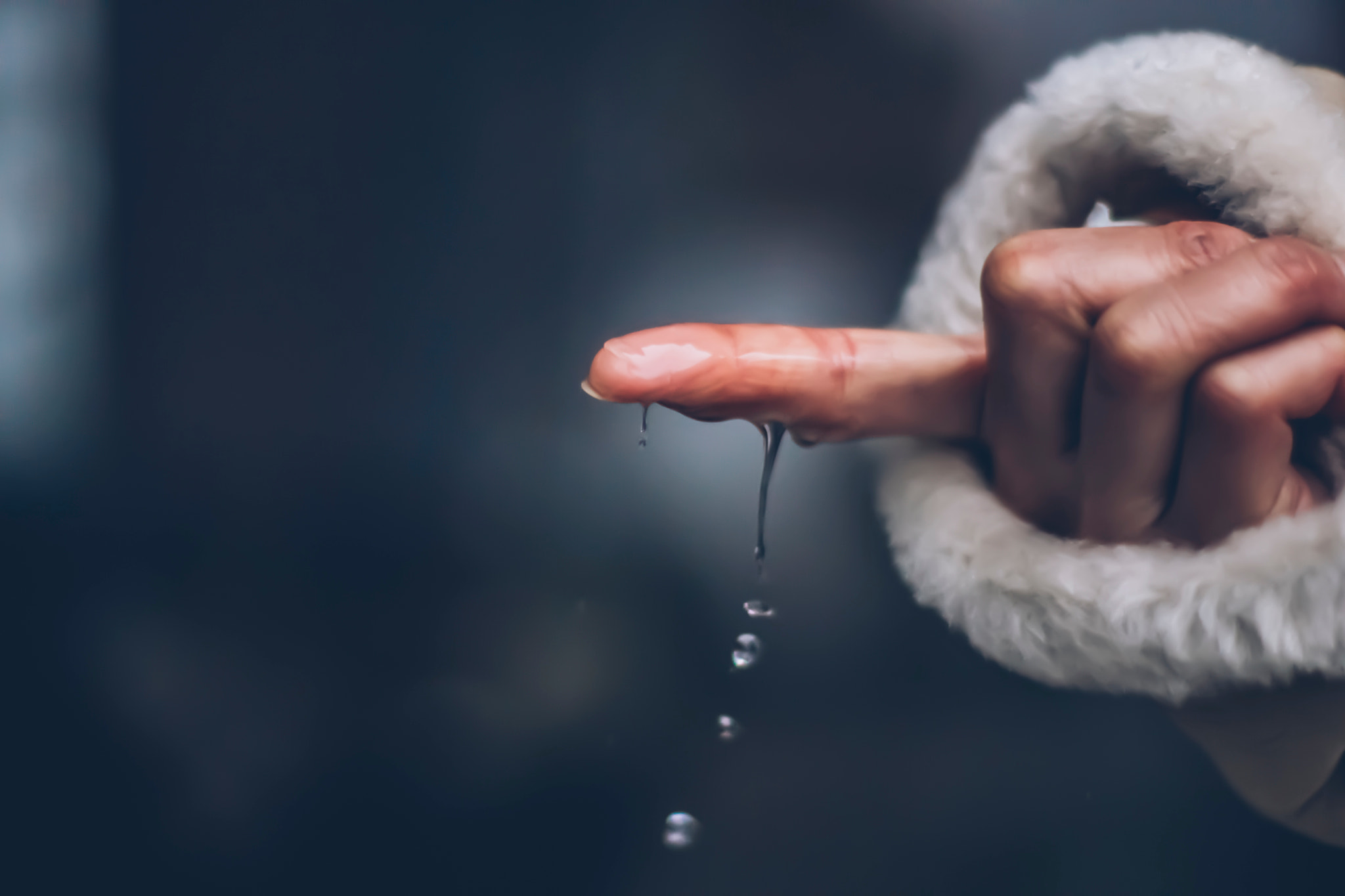 Sony Alpha DSLR-A500 + Sony 50mm F1.4 sample photo. Just a wet finger photography