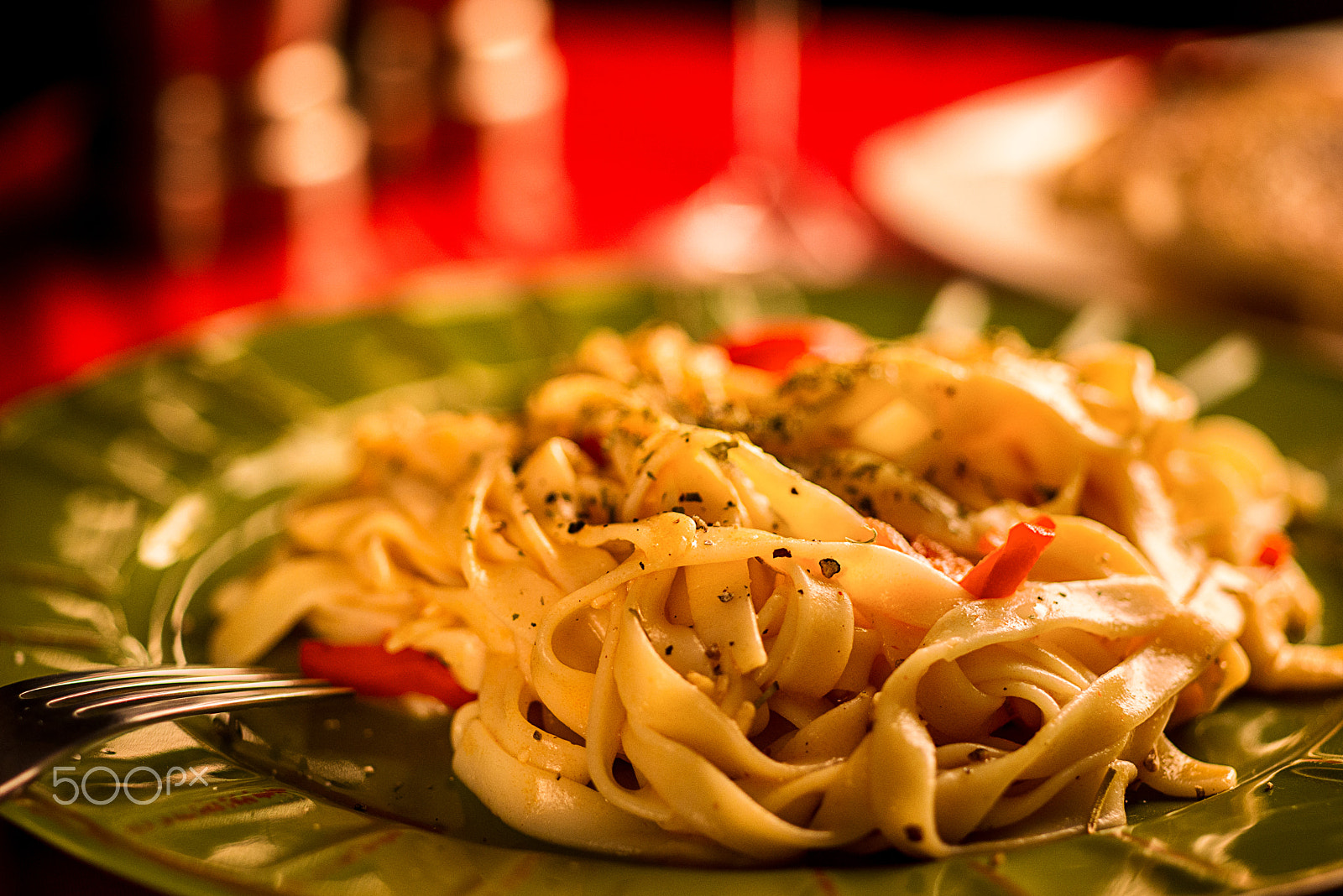 Nikon PC-E Micro-Nikkor 85mm F2.8D Tilt-Shift sample photo. A plate of noodles sitting on a green plate photography