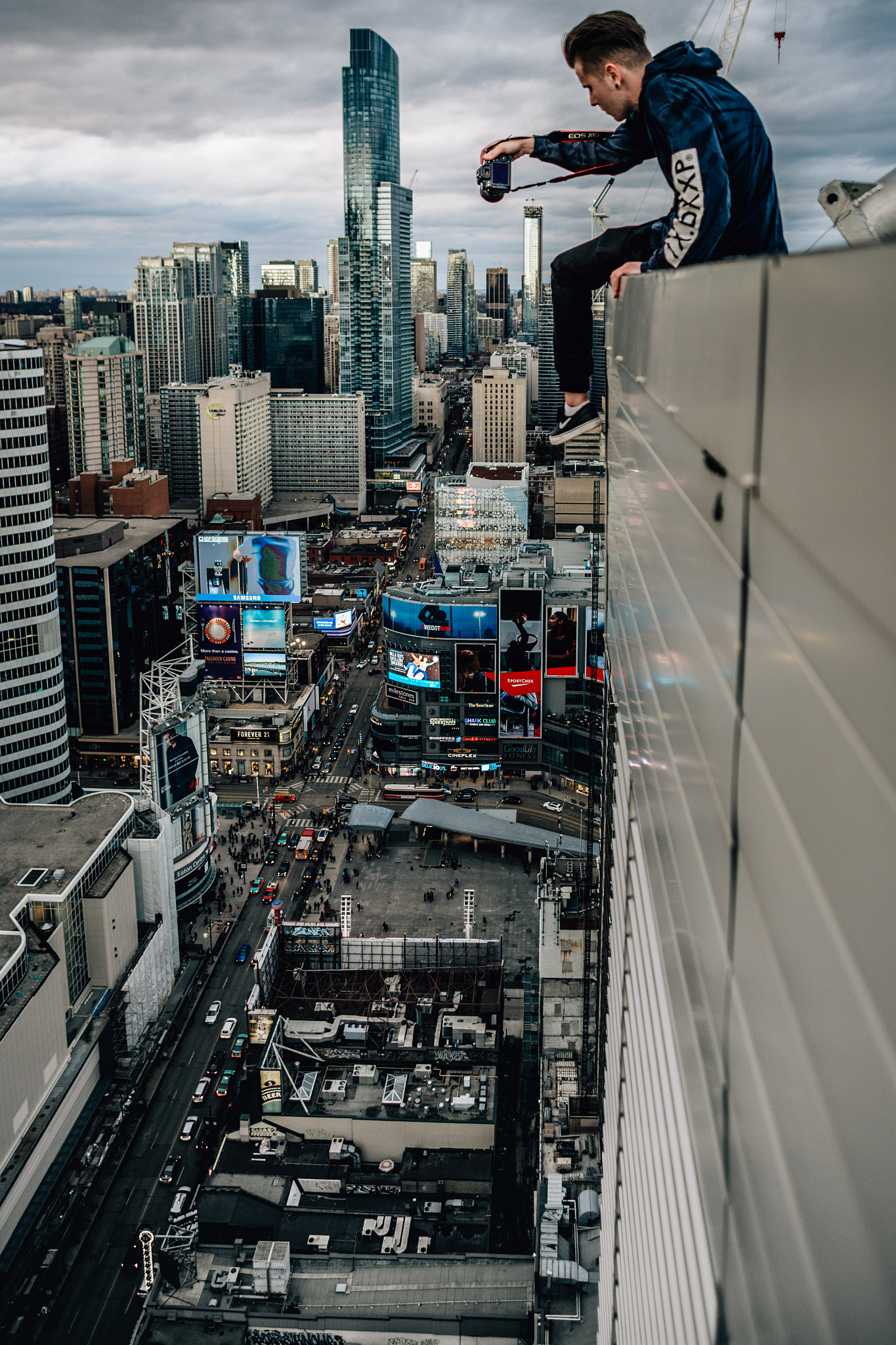 Canon EF 17-35mm f/2.8L + 1.4x sample photo. Don't look down photography