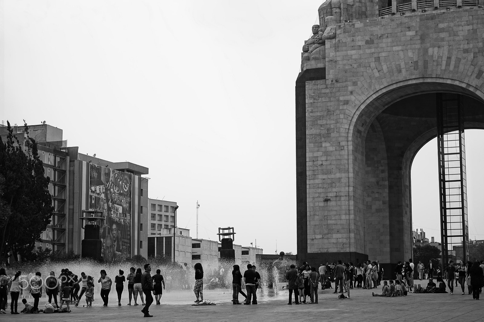 Sony E 50mm F1.8 OSS sample photo. Tipico viernes en el monumento a la revolución photography