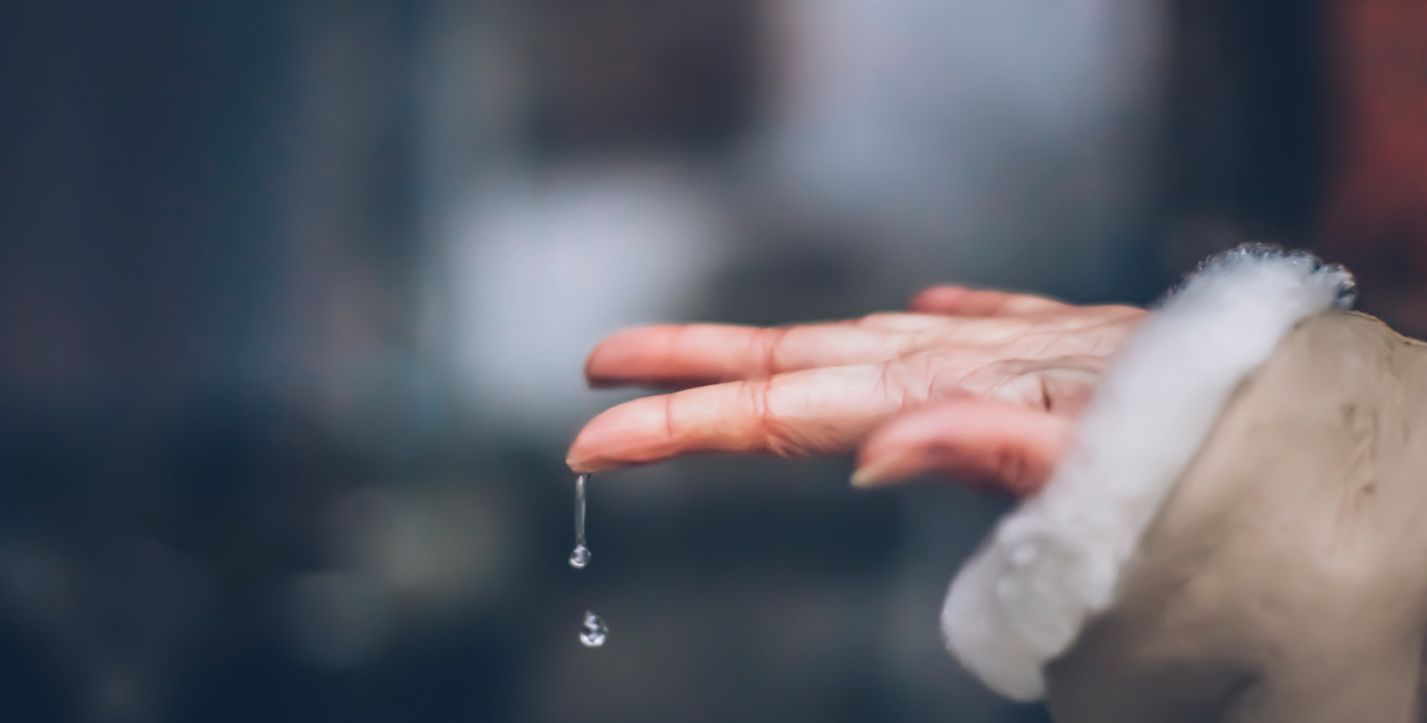 Sony Alpha DSLR-A500 + Sony 50mm F1.4 sample photo. Rain drop on the finger photography