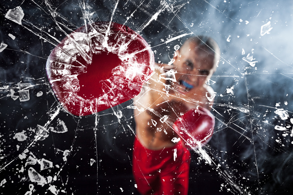 The boxer crushing a glass, автор — Volodymyr Melnyk на 500px.com