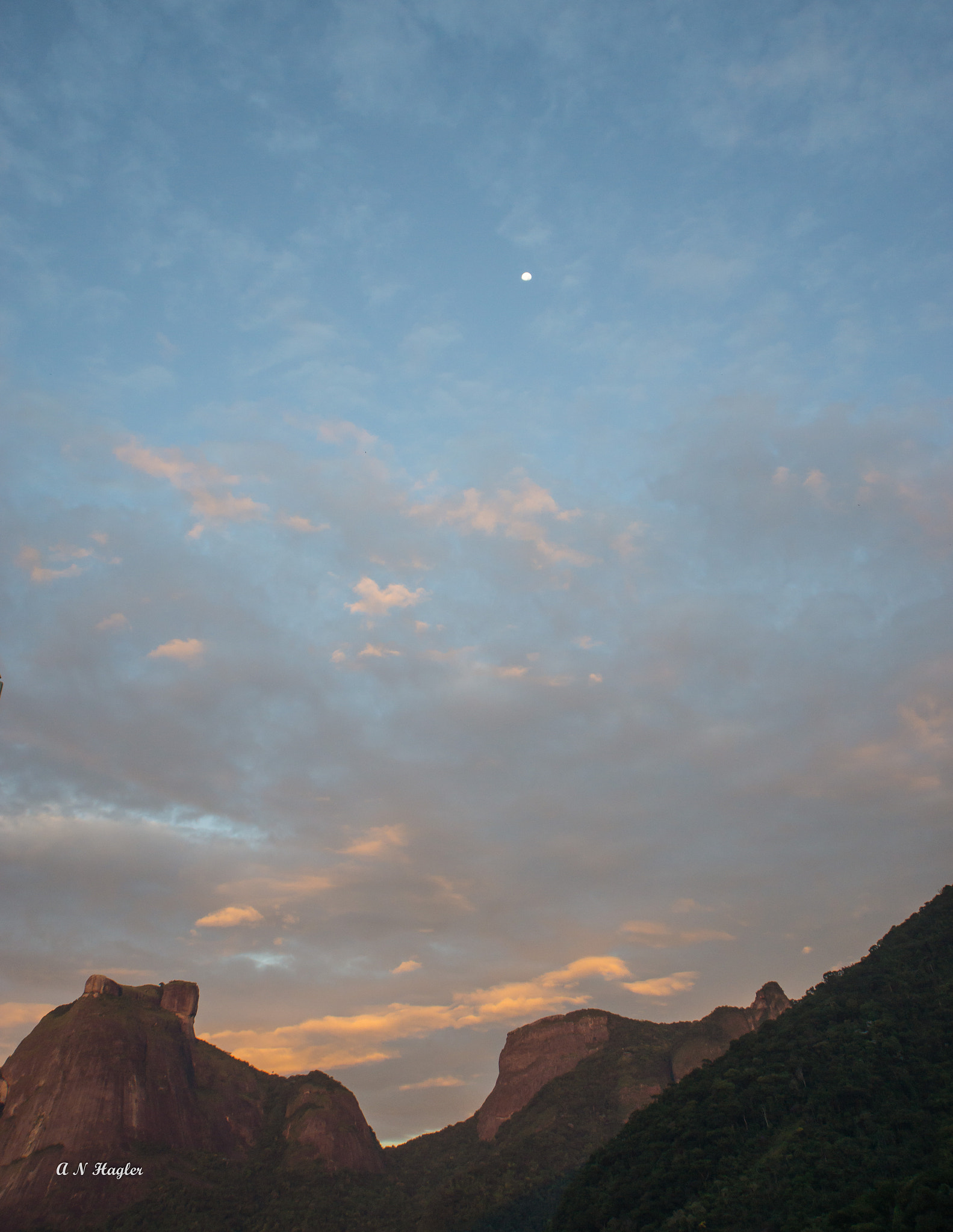 Sony SLT-A77 + Sony DT 11-18mm F4.5-5.6 sample photo. Sunrise with moon rio de janeiro photography