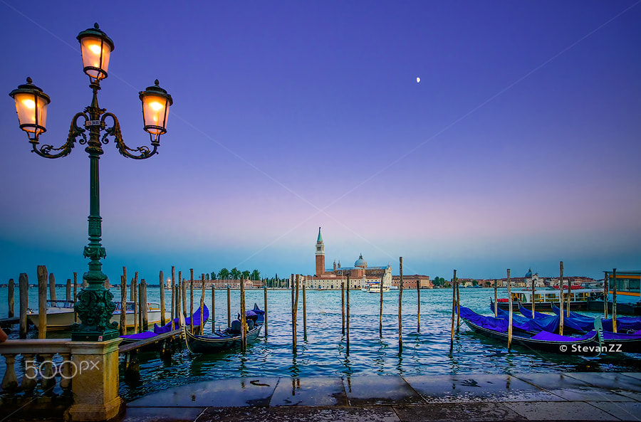 Nikon D800E + ZEISS Distagon T* 21mm F2.8 sample photo. Venice, street lamp and gondolas on sunset. italy photography