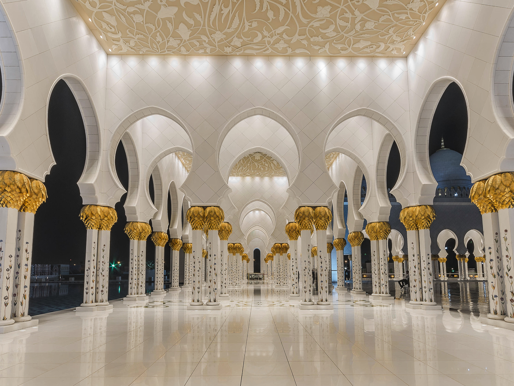 Sigma 10-20mm F4-5.6 EX DC HSM sample photo. The grand mosques corridor photography