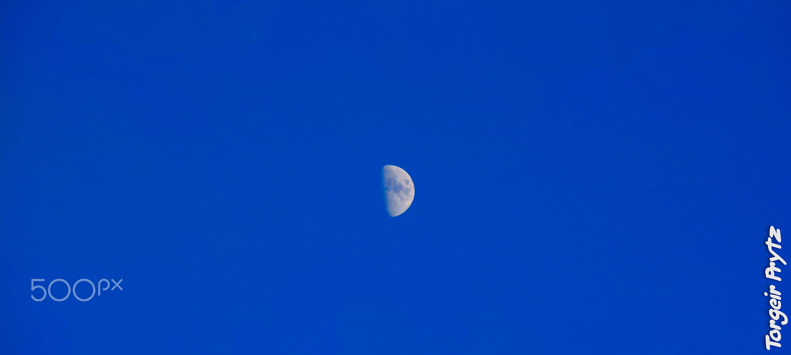 Nikon D5200 + Sigma 18-200mm F3.5-6.3 DC sample photo. Daytime moon photography