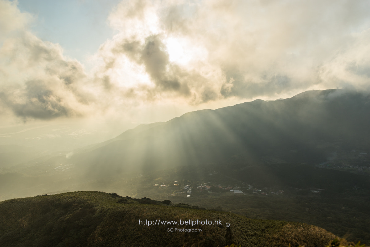 Sony a7 II + Canon EF 85mm F1.2L II USM sample photo. Light rays. photography