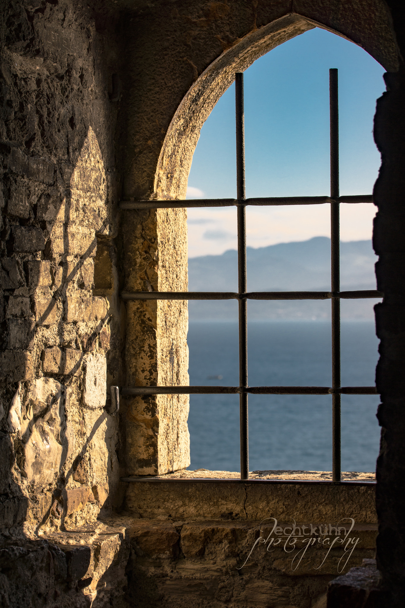 Tamron SP 70-200mm F2.8 Di VC USD sample photo. Fenster mit ausblick photography