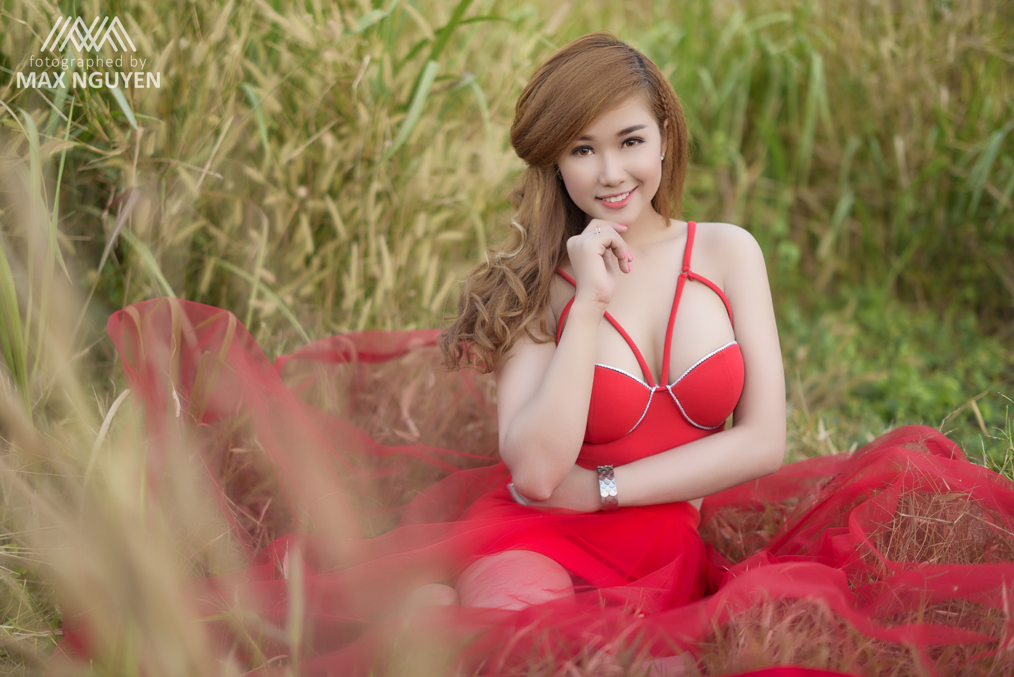 ZEISS Milvus 50mm F1.4 sample photo. Red on green photography