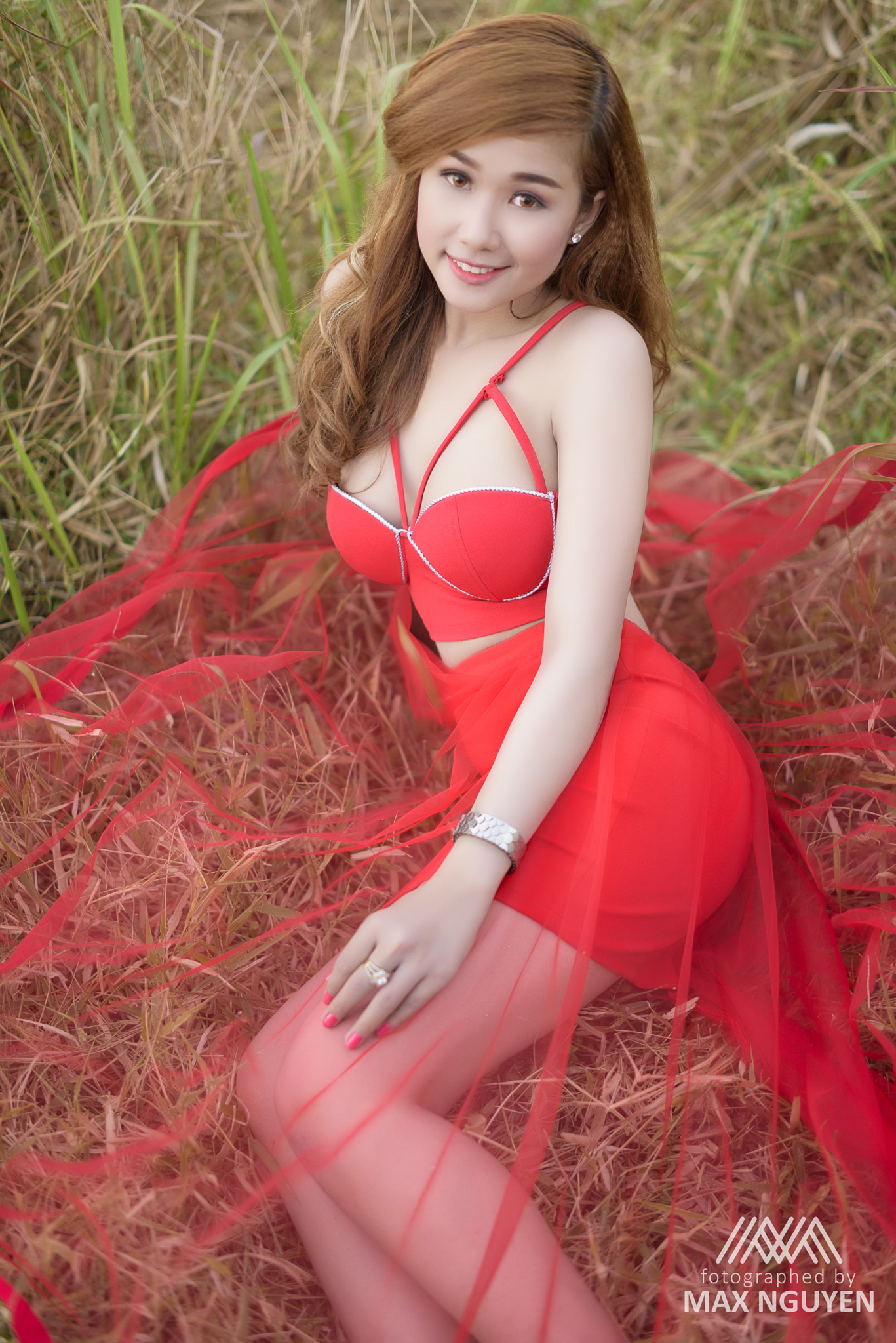 ZEISS Milvus 50mm F1.4 sample photo. Red on green photography